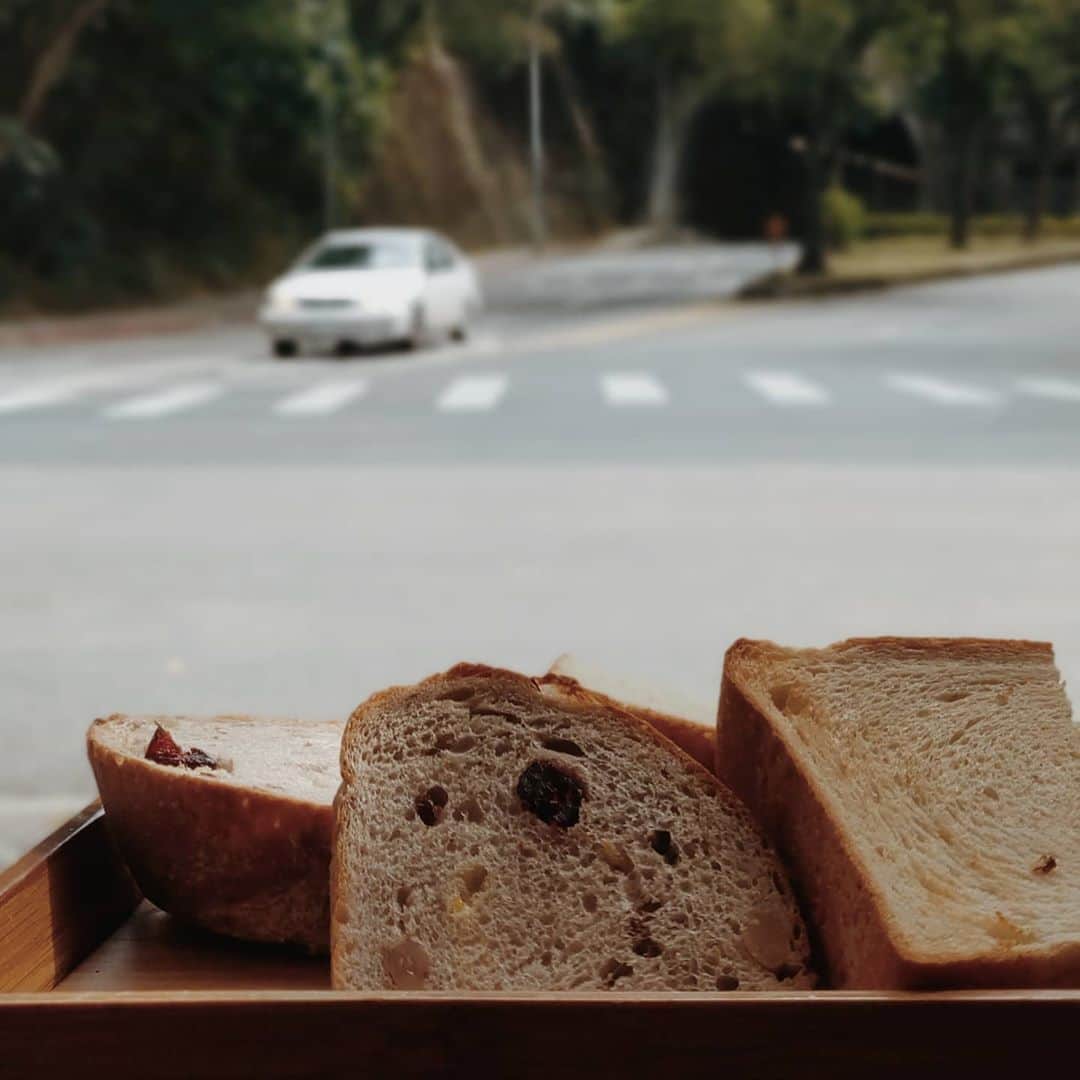 ハン・チャン（張行）のインスタグラム：「找個視野，吃塊剛烤好的麵包🍞 生活求健康快樂~盡力嘗試就好。」