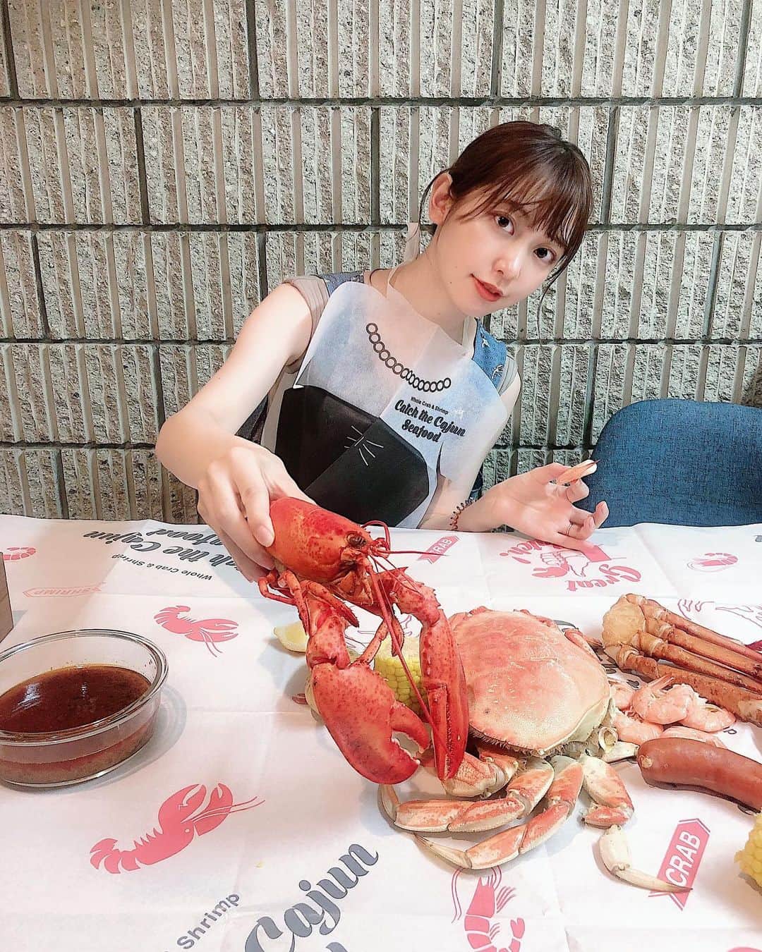 木村ミサのインスタグラム：「ずっと楽しみにしてたお届け物🦞🦀🦐﻿ ﻿ @catch_the_cajun_seafood.jp の﻿ 手づかみシーフードセット🦀﻿ ﻿ これがおうちで楽しめるなんて…！﻿ お取り寄せ最高バンザイ🙌﻿ ﻿ おいしすぎて一瞬で食べて﻿ いまは残りでお味噌汁の出汁を﻿ とっているところ🦀﻿ 余すとこなく楽しみます😏﻿ ﻿ ﻿ ﻿ ﻿ #catchthecajunseafood #seafood #stayhome #手づかみシーフード #お取り寄せ #お取り寄せグルメ #おうち時間﻿」