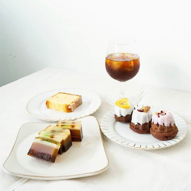 キナリノさんのインスタグラム写真 - (キナリノInstagram)「. ＼キナリノモール／新しく「コーヒーと生活。タビノネ」がOPENしました！ . －－－－－－－－－ . 作り手の声や音を感じられる美味しいコーヒーやお菓子、 心地よい生活のためのアイテムを揃えています。 皆さまの生活に心地よい刺激と余白をもたらしてくれる素敵な出会いがありますように＊ . －－－－－－－－－ https://kinarino-mall.jp/tabinone . . ▶画像をタップすると詳細情報をご覧いただけます。 . ▶プロフィールの「インスタ掲載」ボタンから、ご紹介商品をまとめてご覧いただけます。→@kinarino_official . ▶キナリノアプリでも販売中！ 「お買いもの」→「インスタグラム掲載アイテム」 　 ※ダウンロードはプロフィールリンクから→@kinarino_official . . #キナリノモール #キナリノ #丁寧な暮らし #暮らし #新店 #コーヒーと生活タビノネ #タビノネ #コーヒー #お菓子 #おやつ #お家カフェ #おうちカフェ #コーヒータイム #newshop #coffee #coffeetime #coffeegoods #cafe #table #instagood .」7月19日 21時00分 - kinarino_official