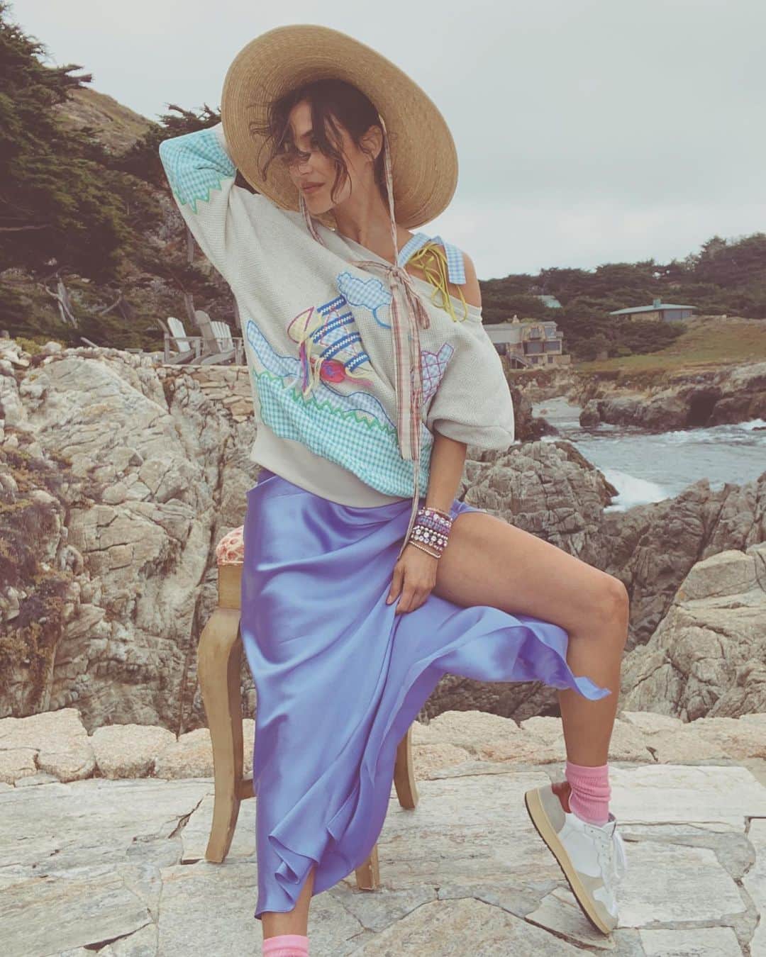 ダニジョーのインスタグラム：「〰️ ⛵️🌾👒〰️ @danielleasnyder in the Violetta tie-strap slip and #armparty」