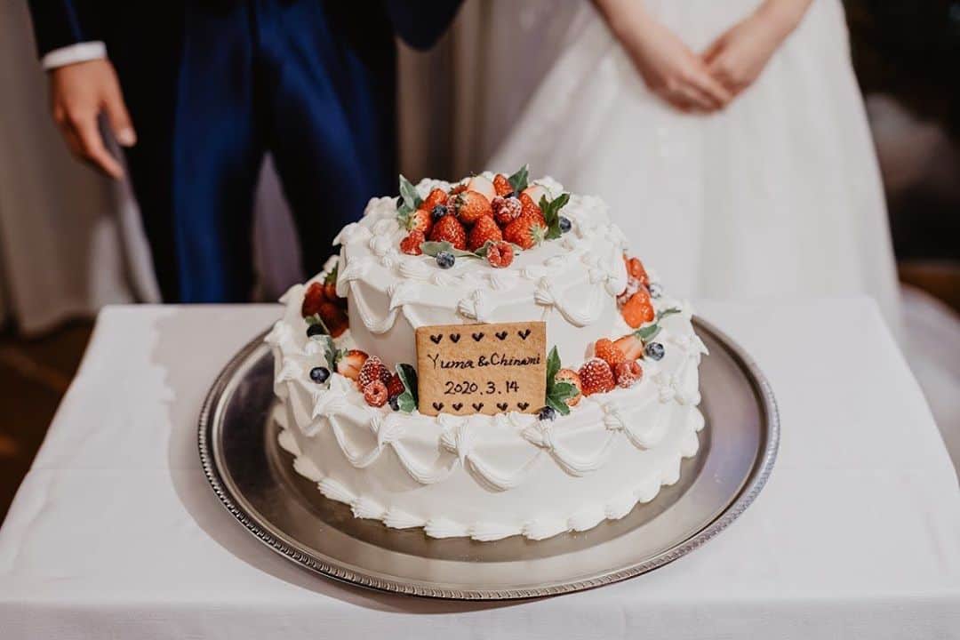 のインスタグラム：「.﻿ ﻿ ﻿ ﻿ ﻿ 幸せをみんなで分かち合う﻿ ﻿ ﻿ ﻿ ﻿ ﻿ ウェディングケーキは﻿ 幸せのおすそわけとして﻿ ゲスト皆様で召し上がっていただきます﻿ ﻿ ﻿ ﻿ ﻿ ✨挙式当日の様子を毎日連続投稿中✨﻿ アカウントはこちらから！﻿ →@chapelle_des_anges﻿ ﻿ ﻿ ﻿ #takamibridal#chapelledesanges #chapel#wedding#bridal#weddingdress ﻿ #タカミブライダル#ブライダル#ウェディング﻿ #ルアンジェ教会#チャペル﻿ #南青山ルアンジェ教会#結婚式﻿ #エトゥルスキ#表参道﻿ #レストランウェディング#イタリアン﻿ #ウェディングケーキ#ケーキ入刀﻿ #ファーストバイト﻿ ﻿」
