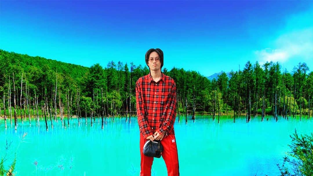 廉のインスタグラム：「【空想もはやどこ旅行かわからん】 さっきイッテQでやってた北海道の「青い池」に赤い服で行った時のピク✌️」