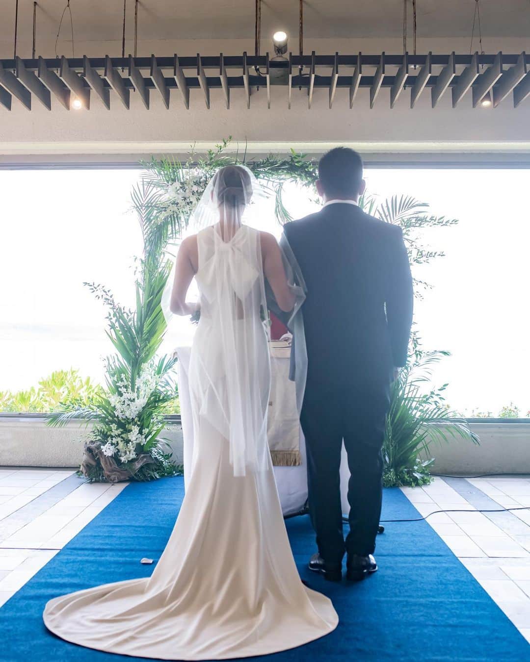oversea_weddingさんのインスタグラム写真 - (oversea_weddingInstagram)「その旅に 恋をする 写真にこだわる沖縄ウェディング ・ THE CHAPEL ・ 国内だから時差もなくリーズナブルに、南海の楽園で「宮古ブルー」に輝く空と海に包まれるphotogenicなlover's weddingを。 ・ OPEN記念でinstagram限定特典あります！ まずはお問合せを。 #リゾートウェディング #前撮り #ウェディングフォト #後撮り #星空撮影 #ウェディングドレス #hawaiiwedding #花嫁ヘア #フォトウェディング #卒花 #プレ花嫁 #卒花嫁 #日本中のプレ花嫁さんと繋がりたい #沖縄挙式 ウェディング #沖縄ウェディング #写真好き #宮古島 #ビーチフォト #dancingbear #onelove #海外ウェディング #宮古島旅行 #ウェディングブーケ #リゾ婚 #与那覇前浜ビーチ #お色直し #入籍 #宮古ブルー #モバイルウェディング #さとうきび畑の一本道」7月19日 21時12分 - oversea_wedding