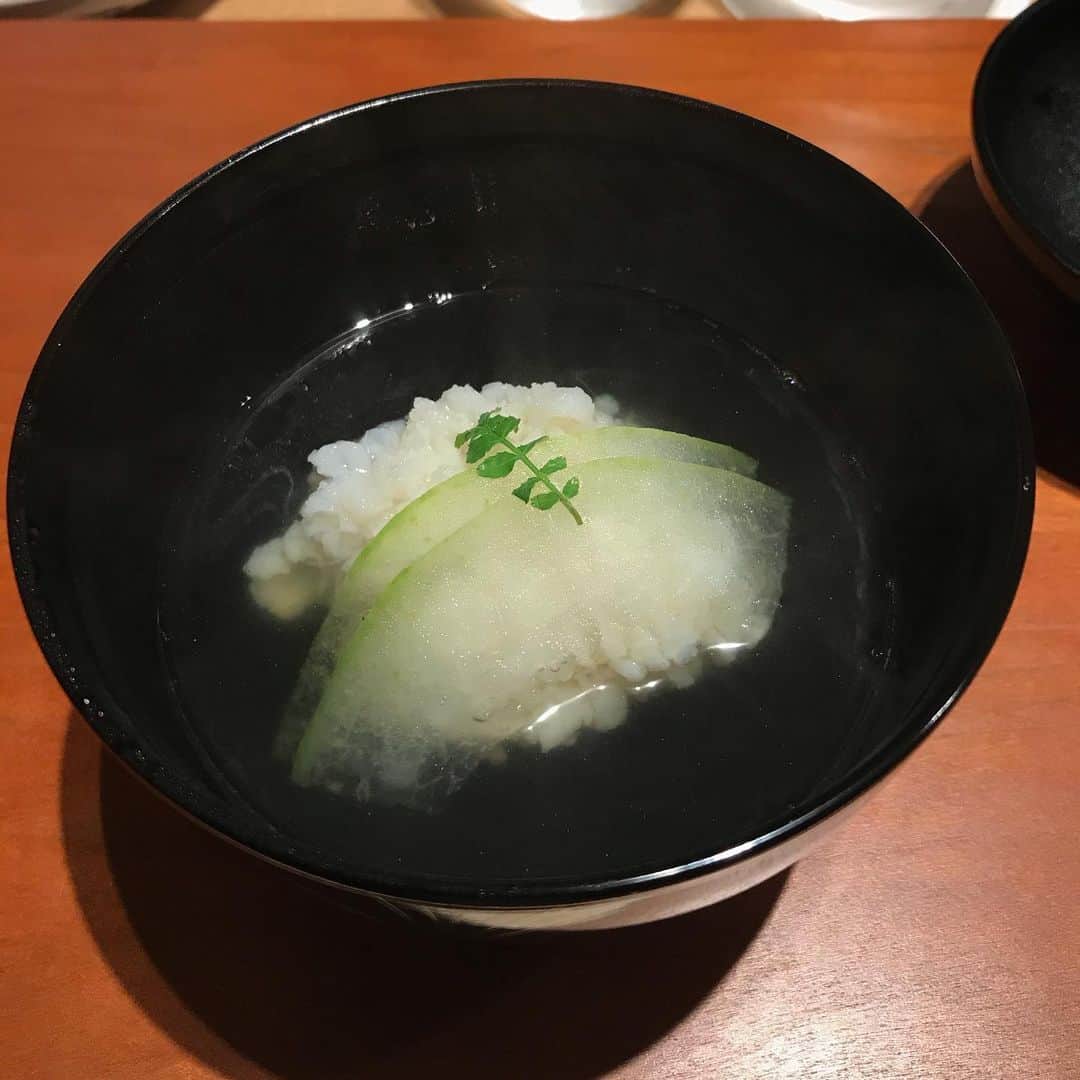Kaori from Japanese Kitchenさんのインスタグラム写真 - (Kaori from Japanese KitchenInstagram)「鮎ご飯のおむすびで茶色のグラデーション定食。 ・ こんばんは。 今日の朝昼ごはん。 鮎の炊き込みご飯おむすびです。 近所の京料理屋さんの懐石で出てきて 食べ切れなかった分をおむすびにしてもらいました。 フライパンで焦げ目をつけて焼きおにぎりに。 翌日でも美味しさは変わらず、 表面がパリッとして違った美味しさが楽しめました。 自分で作った海苔の佃煮（3日目）が ご飯のお供としてビッタリでした。 なんか色合いが茶色というかベージュ系？笑 和食で茶色いものが多くなると 茶色のグラデーション定食になってしまう… 茶色いものってだいたい美味しいから仕方ない。 日曜お疲れ様でした。 ・ 【おしながき】 鮎の炊き込みご飯のおむすび @kyo_ryori.aun 舞茸と玉ねぎとにんじんのお味噌汁 焼きカレイと無農薬レモン 鶏ささみと茄子とししとうと生麩の南蛮漬け 卵焼き 写ってないけど自家製の海苔の佃煮 ＊今日は薬膳走り書きお休みします＊ ・ ・ ・ ・ 2020.07.19 Sun Hi from Tokyo! Today’s late brunch: Riceballs, miso soup, grilled flatfish, sweet and sour chicken, eggplant, bell pepper, and rolled egg omelet. ・ ・ ・ ・ ・ #japanesefood #breakfast #朝ごはん #おうちごはん #早餐 #薬膳 #うつわ #自炊 #佐藤もも子 #松浦ナオコ #おにぎり #一汁三菜 #吉田崇昭」7月19日 21時04分 - coco_kontasu