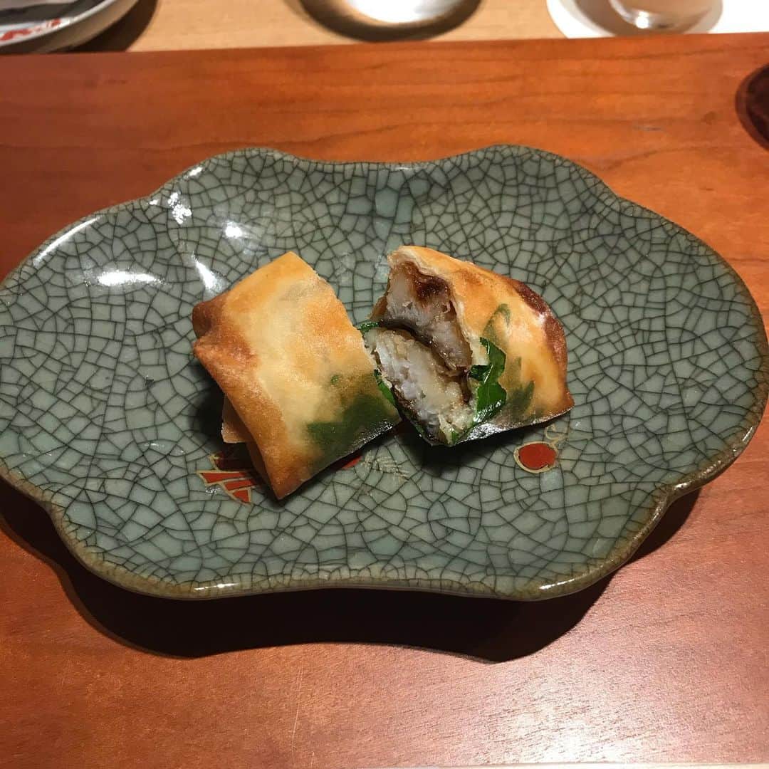 Kaori from Japanese Kitchenさんのインスタグラム写真 - (Kaori from Japanese KitchenInstagram)「鮎ご飯のおむすびで茶色のグラデーション定食。 ・ こんばんは。 今日の朝昼ごはん。 鮎の炊き込みご飯おむすびです。 近所の京料理屋さんの懐石で出てきて 食べ切れなかった分をおむすびにしてもらいました。 フライパンで焦げ目をつけて焼きおにぎりに。 翌日でも美味しさは変わらず、 表面がパリッとして違った美味しさが楽しめました。 自分で作った海苔の佃煮（3日目）が ご飯のお供としてビッタリでした。 なんか色合いが茶色というかベージュ系？笑 和食で茶色いものが多くなると 茶色のグラデーション定食になってしまう… 茶色いものってだいたい美味しいから仕方ない。 日曜お疲れ様でした。 ・ 【おしながき】 鮎の炊き込みご飯のおむすび @kyo_ryori.aun 舞茸と玉ねぎとにんじんのお味噌汁 焼きカレイと無農薬レモン 鶏ささみと茄子とししとうと生麩の南蛮漬け 卵焼き 写ってないけど自家製の海苔の佃煮 ＊今日は薬膳走り書きお休みします＊ ・ ・ ・ ・ 2020.07.19 Sun Hi from Tokyo! Today’s late brunch: Riceballs, miso soup, grilled flatfish, sweet and sour chicken, eggplant, bell pepper, and rolled egg omelet. ・ ・ ・ ・ ・ #japanesefood #breakfast #朝ごはん #おうちごはん #早餐 #薬膳 #うつわ #自炊 #佐藤もも子 #松浦ナオコ #おにぎり #一汁三菜 #吉田崇昭」7月19日 21時04分 - coco_kontasu