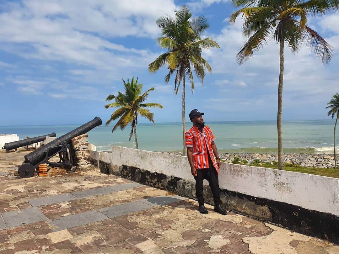 Fuse ODGのインスタグラム：「Happy Sunday ❤💛💚  Came to Elmina Castle (which is actually a horrible Dungeon that enslaved, raped, killed our ancestors), Capecoast 🇬🇭 to connect with their energies on this Sunday...with so much happening in the world...just had to take some time out and meditate on things..I'll be posting a reasoning today from here...ODG Sermon pending...  This year has been so crazy...we just trying to stay alive and have our basic human rights (Justice and Equality). Let your lifestyle be a protest ✊🏿  #ThisIsNewAfrica  #NewAfricaNation」