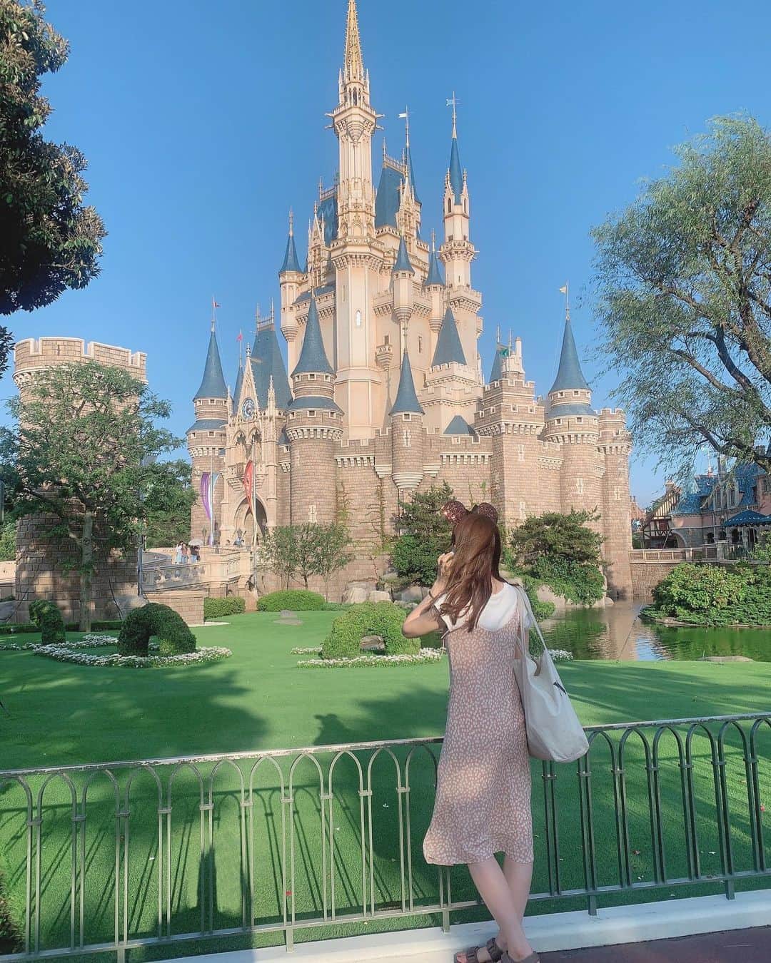 SHIHORINのインスタグラム：「𓂃﻿ ﻿ 母を連れてランド🐭🏰♡久しぶりでした☺️﻿ 14時〜でもたくさんアトラクション乗れた🧸﻿ 雨予報が晴れに変わってお天気最高だったな🥺☀️﻿ @herlipto 🍒のキャミワンピ着た♡﻿ ﻿ #shihorin__disney #disney #disneyland #tokyodisneyland #tokyodisneyresort #herlipto #disneycode #ディズニー #ディズニーランド #東京ディズニーランド #東京ディズニーリゾート #ディズニーコーデ #ミニーカチューシャ #チェリーワンピ #スパンコールカチューシャ #シンデレラ城」
