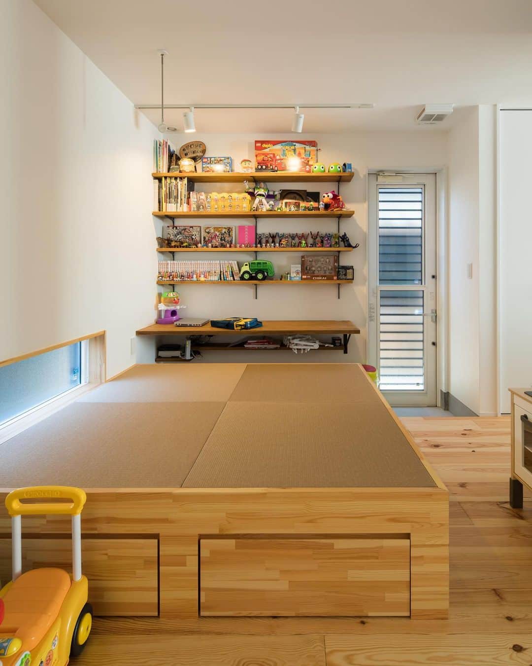 ルポハウス一級建築士事務所さんのインスタグラム写真 - (ルポハウス一級建築士事務所Instagram)「・ ・ ・ 昼寝・アイロン・読書・おしゃべり… 使い方は自由自在。 ・ ＰＣや宿題ができるカウンター、コレクションを並べる棚も設えました。 ・ ・ ・ ルポハウスの施工事例をもっと見てみたい方は こちらまで☞ @reposhouse ・ #ルポハウス は#ちょっとかっこいい家 を"友人のために"という思いでつくっています。 ・ 一生に一度の#マイホーム。 「あなたにしかできない」×「ルポハウスだからできる」で、私たちだけの#家づくり を思いっきり楽しんでみませか？！ ・ ・ ・ #家 #インテリア #住宅 #注文住宅  #新築一戸建て #住まい #シンプルな暮らし #デザイナーズ住宅 #一級建築士事務所 #設計事務所 #myhome#instahouse  #滋賀 #大津 #草津 #栗東#畳コーナー #畳 #pcコーナー #家族だんらんの家 #おもちゃディスプレイ」7月19日 21時06分 - reposhouse