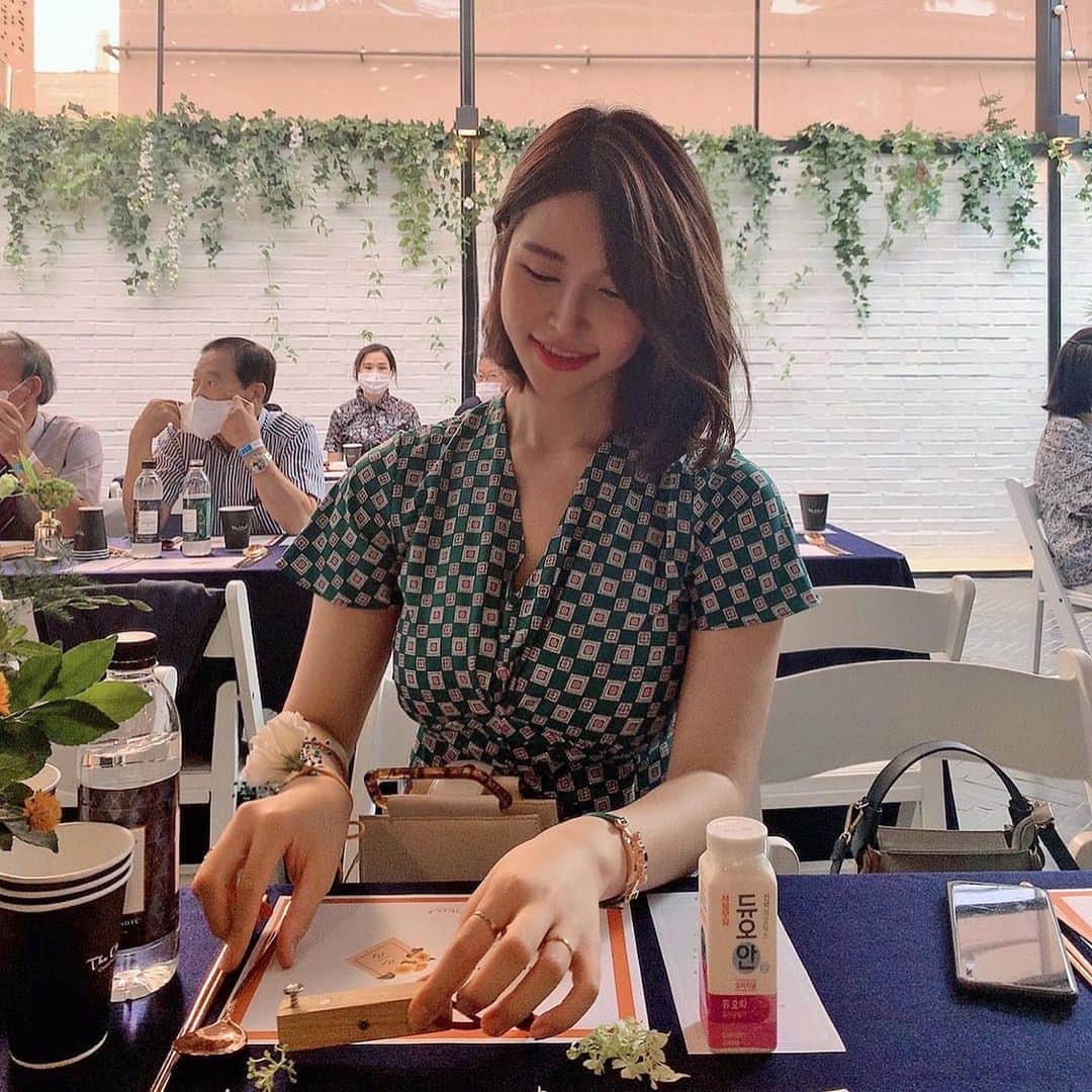 李到華さんのインスタグラム写真 - (李到華Instagram)「다들 주말 잘 보내셨어요~~?ㅎㅎ ⠀ 저는 평일에 못잤던 잠을 몰아잤더니 너무 행복 가득한 상태로 월요일과 맞설 준비를 완료했습니다 !! ☺️🎶 ⠀ 그나저나 여기저기서 문의 주셨던  듀오안을 내일 오후 12시부터  수요일 10시까지 단 3일만 오픈하려고 합니다!! ⠀ 📌30%할인된 가격으로 총 8개입 2줄에 7500원에 판매될 예정이구요 ( 사과, 플레인 , 오리지널 전부 동일합니다! ) 배송비 없이 구매 가능하기 때문에 인터넷 최저가보다 저렴하게 구매하실수 있으세요!! ⠀ 생각보다 가격이 확 메리트있게  나오지 않아서 아쉽긴 하지만  ✔️신제품 요거트 맛이 궁금하셨던 분들!  ✔️간편한게 유산균 챙기고 싶으셨던 분들!  믿을수 있는 서울우유에서 나온 요거트에  제가 고심하고 고른 제품이기 때문에  충분히 팔로워 분들하고 나눌만한 구성인것 같아요!! ⠀ 인당 갯수 제한은 없지만, 총 갯수 200개 한정이라 200개 수량이 끝나면 3일이 되기전에 마감 하도록 하겠습니다 ‼️ ⠀ 내일 12시부터 저에게 Dm주시면 순차적으로 리스트업해서 바로 보내드릴 예정이구요 혹시 대량구매를 원하시는 분들은 요거트 특성상 유통기한이 길지 않기때문에 정기배송으로 바꾸셔서 원하시는 날짜 선택해주시면 그 기간에 맞춰 보내드리도록 할게요 ⠀ 남은 황금 같은 주말 잘 보내시구~~ 우리 듀오안 먹고 같이 건강 챙겨보아요 ㅎㅎ!! 👏🧚🏻‍♀️  #유료광고」7月19日 21時08分 - ah____rim