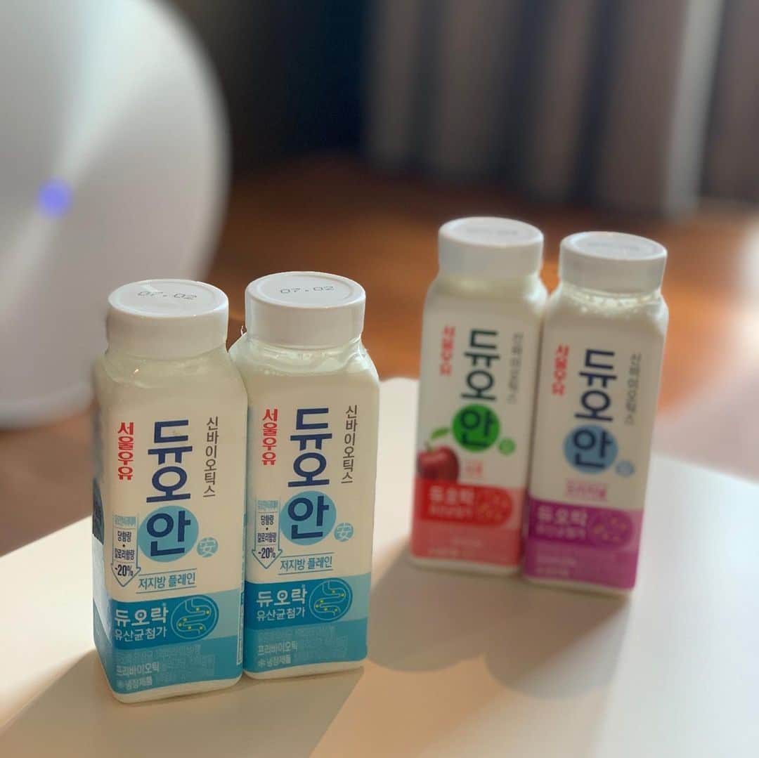 李到華さんのインスタグラム写真 - (李到華Instagram)「다들 주말 잘 보내셨어요~~?ㅎㅎ ⠀ 저는 평일에 못잤던 잠을 몰아잤더니 너무 행복 가득한 상태로 월요일과 맞설 준비를 완료했습니다 !! ☺️🎶 ⠀ 그나저나 여기저기서 문의 주셨던  듀오안을 내일 오후 12시부터  수요일 10시까지 단 3일만 오픈하려고 합니다!! ⠀ 📌30%할인된 가격으로 총 8개입 2줄에 7500원에 판매될 예정이구요 ( 사과, 플레인 , 오리지널 전부 동일합니다! ) 배송비 없이 구매 가능하기 때문에 인터넷 최저가보다 저렴하게 구매하실수 있으세요!! ⠀ 생각보다 가격이 확 메리트있게  나오지 않아서 아쉽긴 하지만  ✔️신제품 요거트 맛이 궁금하셨던 분들!  ✔️간편한게 유산균 챙기고 싶으셨던 분들!  믿을수 있는 서울우유에서 나온 요거트에  제가 고심하고 고른 제품이기 때문에  충분히 팔로워 분들하고 나눌만한 구성인것 같아요!! ⠀ 인당 갯수 제한은 없지만, 총 갯수 200개 한정이라 200개 수량이 끝나면 3일이 되기전에 마감 하도록 하겠습니다 ‼️ ⠀ 내일 12시부터 저에게 Dm주시면 순차적으로 리스트업해서 바로 보내드릴 예정이구요 혹시 대량구매를 원하시는 분들은 요거트 특성상 유통기한이 길지 않기때문에 정기배송으로 바꾸셔서 원하시는 날짜 선택해주시면 그 기간에 맞춰 보내드리도록 할게요 ⠀ 남은 황금 같은 주말 잘 보내시구~~ 우리 듀오안 먹고 같이 건강 챙겨보아요 ㅎㅎ!! 👏🧚🏻‍♀️  #유료광고」7月19日 21時08分 - ah____rim