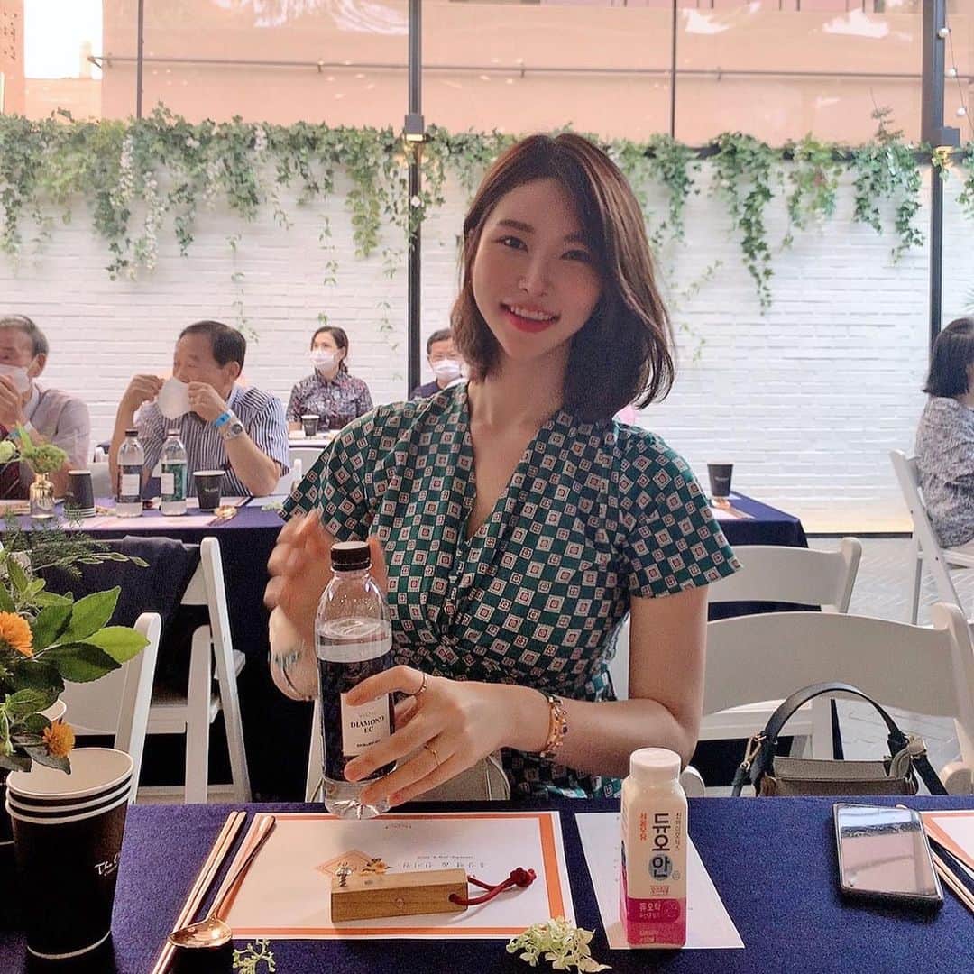 李到華さんのインスタグラム写真 - (李到華Instagram)「다들 주말 잘 보내셨어요~~?ㅎㅎ ⠀ 저는 평일에 못잤던 잠을 몰아잤더니 너무 행복 가득한 상태로 월요일과 맞설 준비를 완료했습니다 !! ☺️🎶 ⠀ 그나저나 여기저기서 문의 주셨던  듀오안을 내일 오후 12시부터  수요일 10시까지 단 3일만 오픈하려고 합니다!! ⠀ 📌30%할인된 가격으로 총 8개입 2줄에 7500원에 판매될 예정이구요 ( 사과, 플레인 , 오리지널 전부 동일합니다! ) 배송비 없이 구매 가능하기 때문에 인터넷 최저가보다 저렴하게 구매하실수 있으세요!! ⠀ 생각보다 가격이 확 메리트있게  나오지 않아서 아쉽긴 하지만  ✔️신제품 요거트 맛이 궁금하셨던 분들!  ✔️간편한게 유산균 챙기고 싶으셨던 분들!  믿을수 있는 서울우유에서 나온 요거트에  제가 고심하고 고른 제품이기 때문에  충분히 팔로워 분들하고 나눌만한 구성인것 같아요!! ⠀ 인당 갯수 제한은 없지만, 총 갯수 200개 한정이라 200개 수량이 끝나면 3일이 되기전에 마감 하도록 하겠습니다 ‼️ ⠀ 내일 12시부터 저에게 Dm주시면 순차적으로 리스트업해서 바로 보내드릴 예정이구요 혹시 대량구매를 원하시는 분들은 요거트 특성상 유통기한이 길지 않기때문에 정기배송으로 바꾸셔서 원하시는 날짜 선택해주시면 그 기간에 맞춰 보내드리도록 할게요 ⠀ 남은 황금 같은 주말 잘 보내시구~~ 우리 듀오안 먹고 같이 건강 챙겨보아요 ㅎㅎ!! 👏🧚🏻‍♀️  #유료광고」7月19日 21時08分 - ah____rim