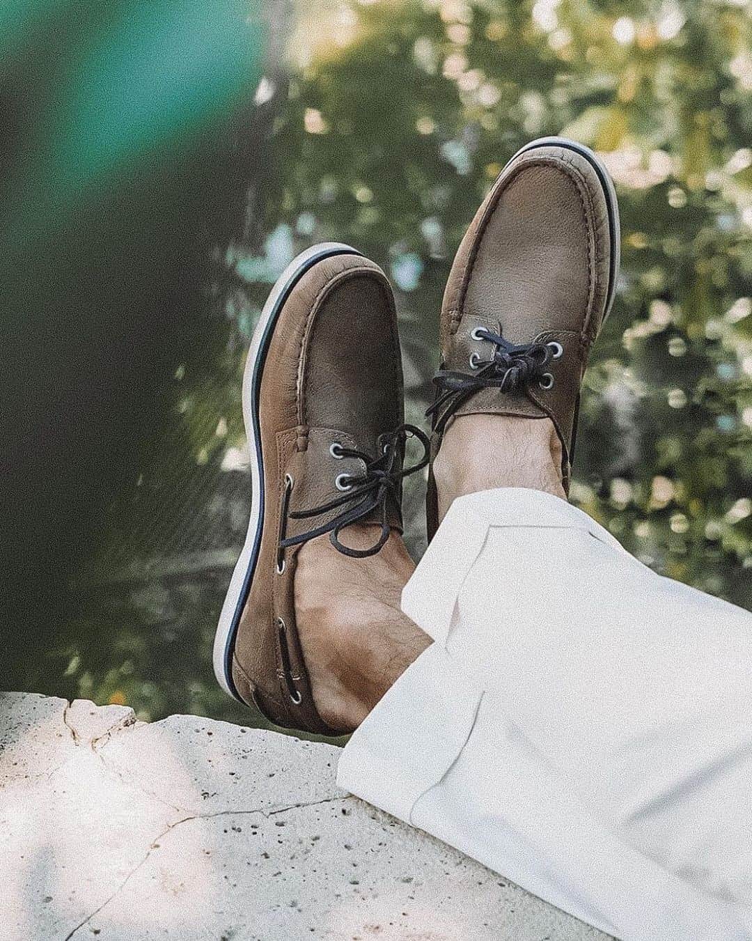 ハケットのインスタグラム：「Put your best foot forward with staple shoes that are built to last. From deck shoes like @carlos_domord to flip flops and espadrilles, our collection of summer footwear will take you where you need to be in style. Shop via the link in bio. #STAYHackett」