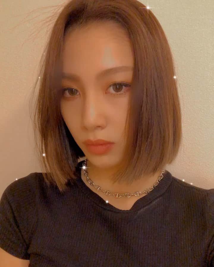 honoka のインスタグラム：「ばっさりー💇‍♀️ 2年ぶり？のショート。  #切りっぱなしボブ」