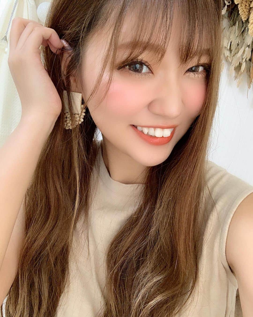いっちゃん/嶋津 いつみのインスタグラム：「. . 1個前の投稿で すっぴん褒めてくれた皆様…ありがとう🥺💓 . . . . . 20代前半の頃は バリバリに病棟ナースしてたから 夜勤続きの不規則な生活なんて 当たり前やったからお肌痛めつけまくってたツケが 30代の今巡ってきて 色々努力してる😭🙏🏻💦ww . . . . . . .  #関西  #関西サロモ  #サロンモデル #サロモ #いっちゃん  #フリーモデル #関西モデル  #あざといっちゃん #かわいっちゃん #いっちゃんコーデ #ブライダルモデル #アレンジモデル #ヘアカラー  #ヘアアレンジ #くしゃ顔  #すそカラー  #スーパーロング #スーパーロングヘア」