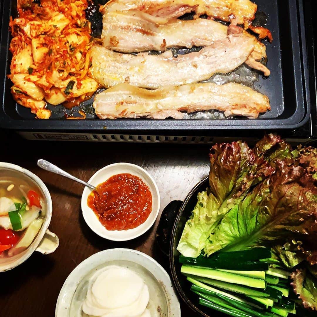 志摩有子さんのインスタグラム写真 - (志摩有子Instagram)「今夜はサムギョプサル。ナニワヤで豚バラの塊を6ミリ厚さに切ってもらった。たっぷりの葉っぱ類に大根の甘酢漬け、サムジャン。キムチを焼くと美味しい。 イワタニのホットプレート買ってよかった。  #サムギョプサル」7月19日 21時16分 - ariko418