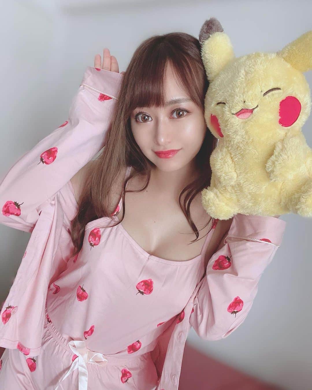 YU-RIのインスタグラム：「連続で投稿すみません😥 最近私は家にいる時間が長くなって、 可愛い部屋着ばっかり買ってます😙💗 これはAmazonで4500円くらいの☝️ パジャマ、キャミソール、ショートパンツ、パンツ、シュシュ、アイマスク、巾着袋が入ってる7点セット👗💓 ・ 安いから生地心配だったけど 全然よかった〜👌💓💓 Amazon大好きすぎる。笑笑 最近Amazonで掘り出し物の 安くて可愛い服を買うのにはまってる👏笑 特に韓国ファッション🇰🇷💓 安くて可愛い物を見つけたら またシェアするねっ^o^💗 ・ あ！いまAmazonセールやってて 色々めっちゃ安かった！(`･ω･´)♡ ・ ・ ・ #amazonで発見 #amazonfashionjp #sponsored #follop @amazonfashionjp @follop.jp ・ #インスタ映え#毎日メイク #自撮り女子#セルフィー#コーデ #プチプラ#プチプラファッション #チャイボーグ#韓国ファッション #美容好き#美容#パジャマ#部屋着　 #Amazon#アマゾン#プライム会員  #ピカチュウ#ポケモン#pokemon  #ポケモン大好き#pikachu」
