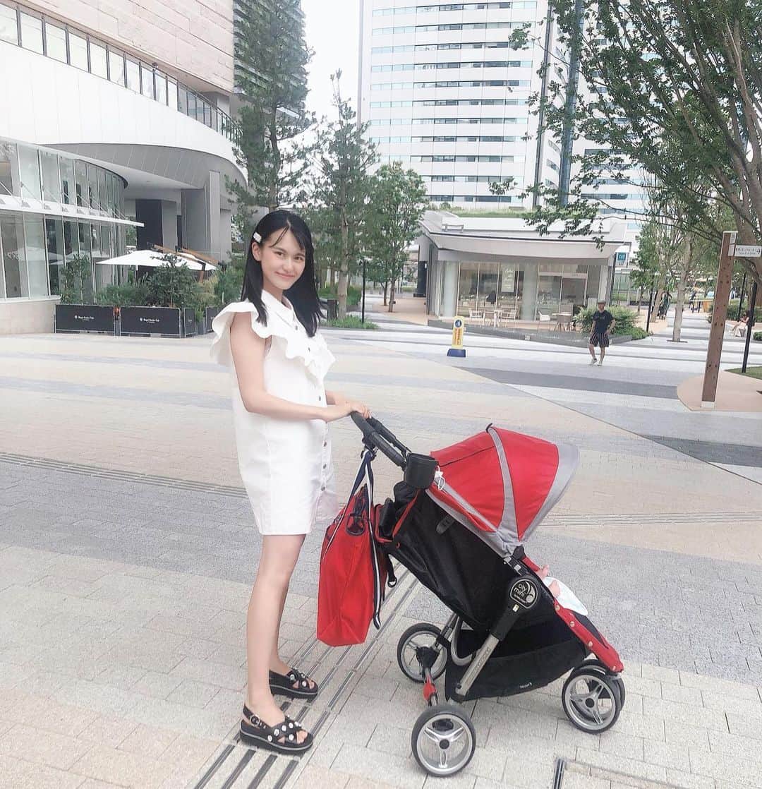 七尾エレナのインスタグラム：「すっかり毎日ベビーカー生活👶 自分がベビーカー押してるなんて 未だに不思議な気持ちでいっぱい…！😂 あっという間に母になってしまった🤱 • そしてあんなに大きかったお腹も 4ヶ月を経て産前の体型、体重に戻りました❣️ • 今日は産後にやったケアの紹介を💡 私が取り入れたものは「骨盤矯正」！ 体重が元に戻っても体型が元に戻らないって友達が 意外と回りに多くて😢 その原因は出産で大きく歪んだ骨盤が 原因になっていると聞いていたので 絶対骨盤矯正は行かなきゃって決めてました😤 • 施術してもらった感想としては 正しい位置に戻ったことで 日々のウォーキングや筋トレに安心して取り組めるし 何よりも下半身の体型の戻りが 一気に加速化したなという印象😳✨ 本当にやってよかった🥺 • ちなみに私が行ったサロンは 産前から通っている銀座の骨盤矯正サロン @mamour2015 さん❣️ 完全プライベートで詳細住所も非公開なので 行きたい方はぜひインスタでDMしてみてください✨ 産前の時は骨盤の歪みからくる 下半身のむくみ予防で通っていたので 産後の方じゃなくてもおすすめ❣️ • #産後ケア #骨盤矯正 #銀座 #mamour #マムール #産後美容 #産後ダイエット」
