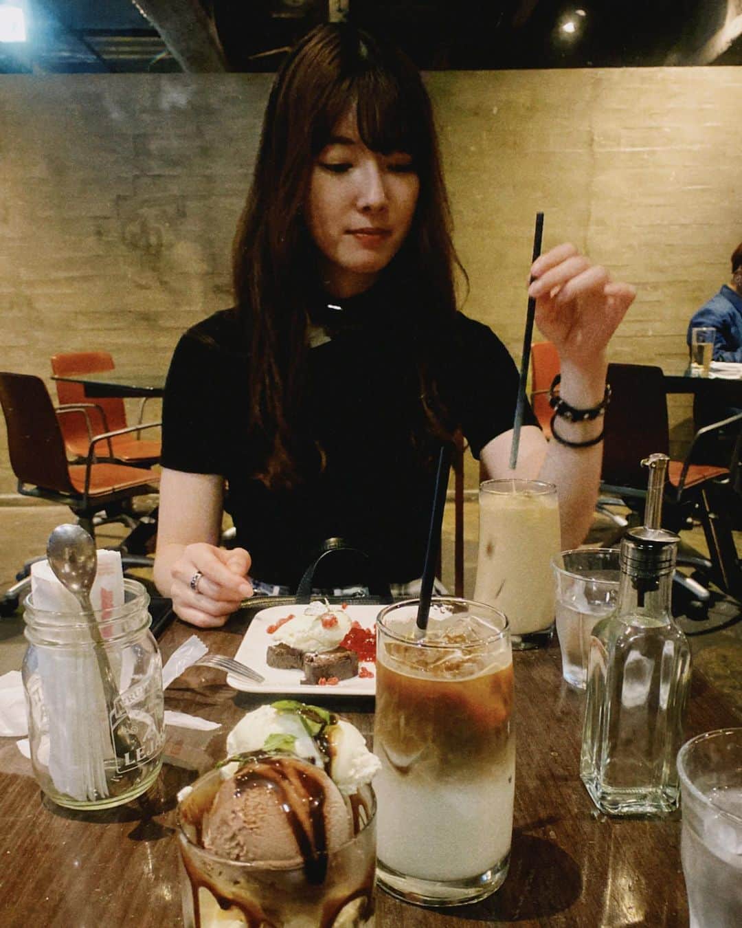 日下部美愛のインスタグラム：「カフェで気抜いてるところ撮られた🥱 #photo #japan #model #me #hair #fashion #makeup #selfie #followme #instagood #camera #instadaily #dailylook #한국 #맞팔 #사진 #데일리 #데일리룩 #인스타사진 #인스타그램 #일본인 #패션」