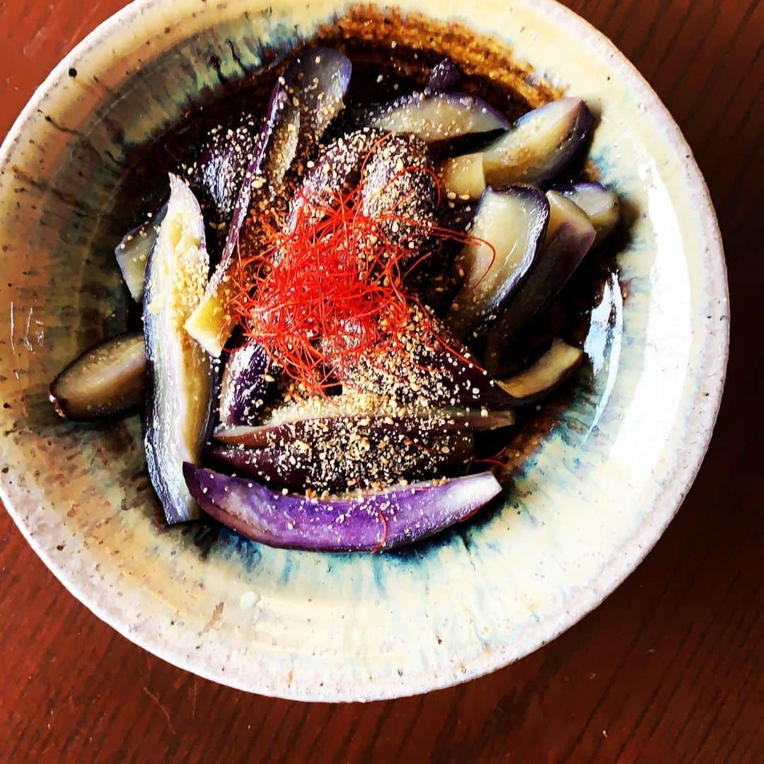 志摩有子さんのインスタグラム写真 - (志摩有子Instagram)「副菜はナムル３種。蒸し茄子、グリーンアスパラ、ミニトマト。ナムルは美味しい塩におろしにんにく少々、すりごま、ごま油で和えれば完成。アスパラガスはすりごまの代わりに明太子を。  #ナムル #副菜の鬼」7月19日 21時23分 - ariko418