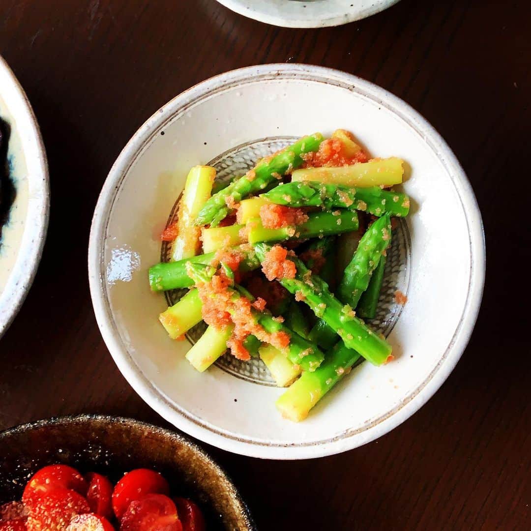 志摩有子さんのインスタグラム写真 - (志摩有子Instagram)「副菜はナムル３種。蒸し茄子、グリーンアスパラ、ミニトマト。ナムルは美味しい塩におろしにんにく少々、すりごま、ごま油で和えれば完成。アスパラガスはすりごまの代わりに明太子を。  #ナムル #副菜の鬼」7月19日 21時23分 - ariko418