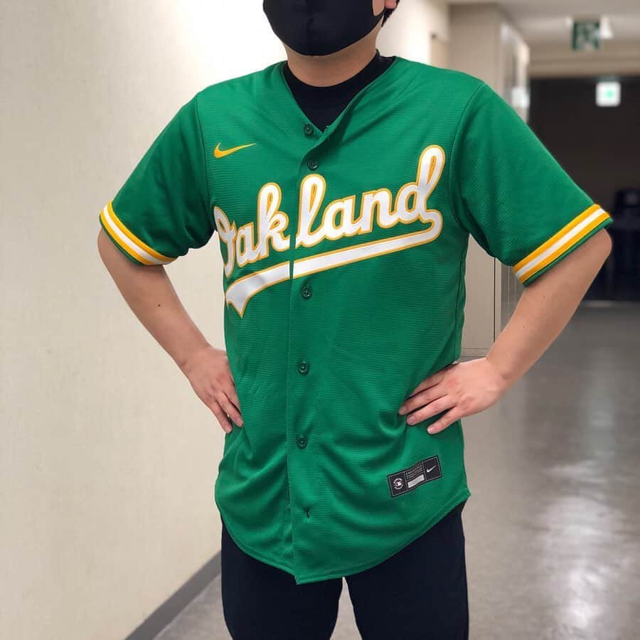 のインスタグラム：「.﻿ MLBジャージのサイズ選びの参考になればと思い身長別で写真撮ってみました🤩﻿ ﻿ まずは身長160cmのモデル写真です✴︎﻿ ﻿ Sサイズ着用です。﻿ SとM両方着ましたが、Sの方がしっくりくるとのこと😃﻿ 大きすぎず、ピタピタしすぎず丁度良い感じです🤟 Mサイズだとだいぶゆとりがある感じで肩も落ちます。丈も長い！！﻿ ※動画でHARPERジャージMを着てます。﻿ ﻿ 160cm〜170cmくらいまでの方はSサイズがオススメかなぁというところです。ただ、皆さん好みの着方があるので参考程度にお願いします🥺❗️﻿ ﻿ ﻿  #mlb #nike #ナイキ #ナイキコーデ #ジャージコーデ #mlbユニフォーム #ユニフォーム #ユニフォームコーデ #スポーツウェア #スポーツコーデ #ストリートファッション #セレクション新宿 #セレクション大阪 #mlb好き集まれ🇺🇸 #アスレチックス」