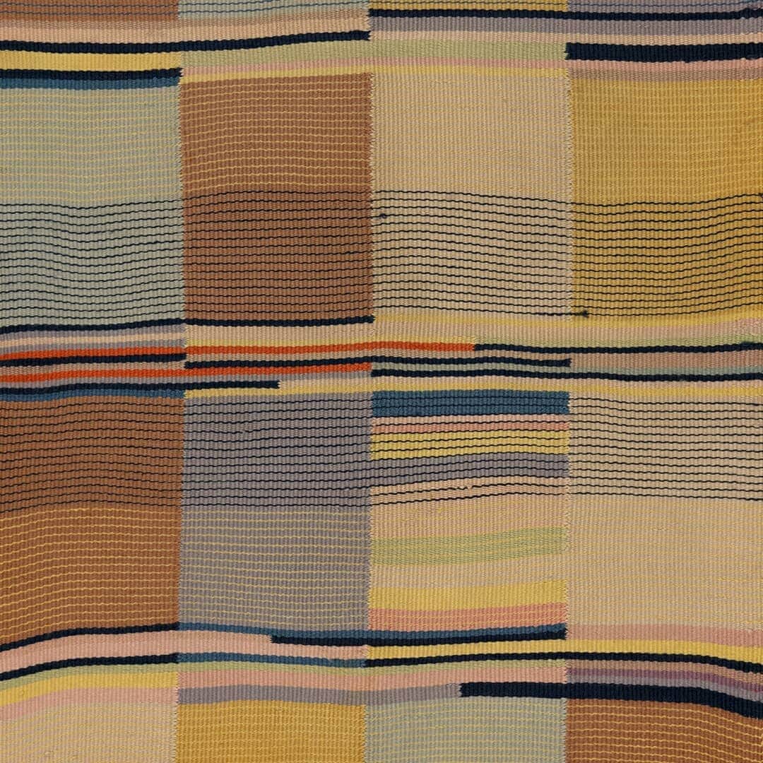 のインスタグラム：「What can you design with lines? How can an arrangement of squares show an emotion? What can you make with just one shape?  #Bauhaus textile artist #GuntaStolzl plays with lines of varying colors and widths in this eye-catching weaving from 1928.  Tap into your creativity with art-making videos from our Education team inspired by works in our collection. See more at the link in our bio and on our YouTube channel. Recommended for adults and children ages 4 and up! --- [Gunta Stölzl. Weaving. C.1928. Wool. © 2020 Artists Rights Society (ARS), New York / VG Bild-Kunst, Bonn]」