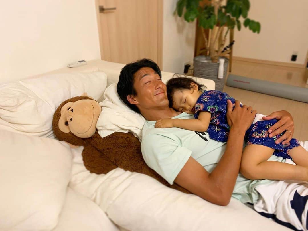 都倉賢のインスタグラム：「寝たふりした娘が本当に寝ちゃって動けなくなった…さてどうしたものか😍😍😍」