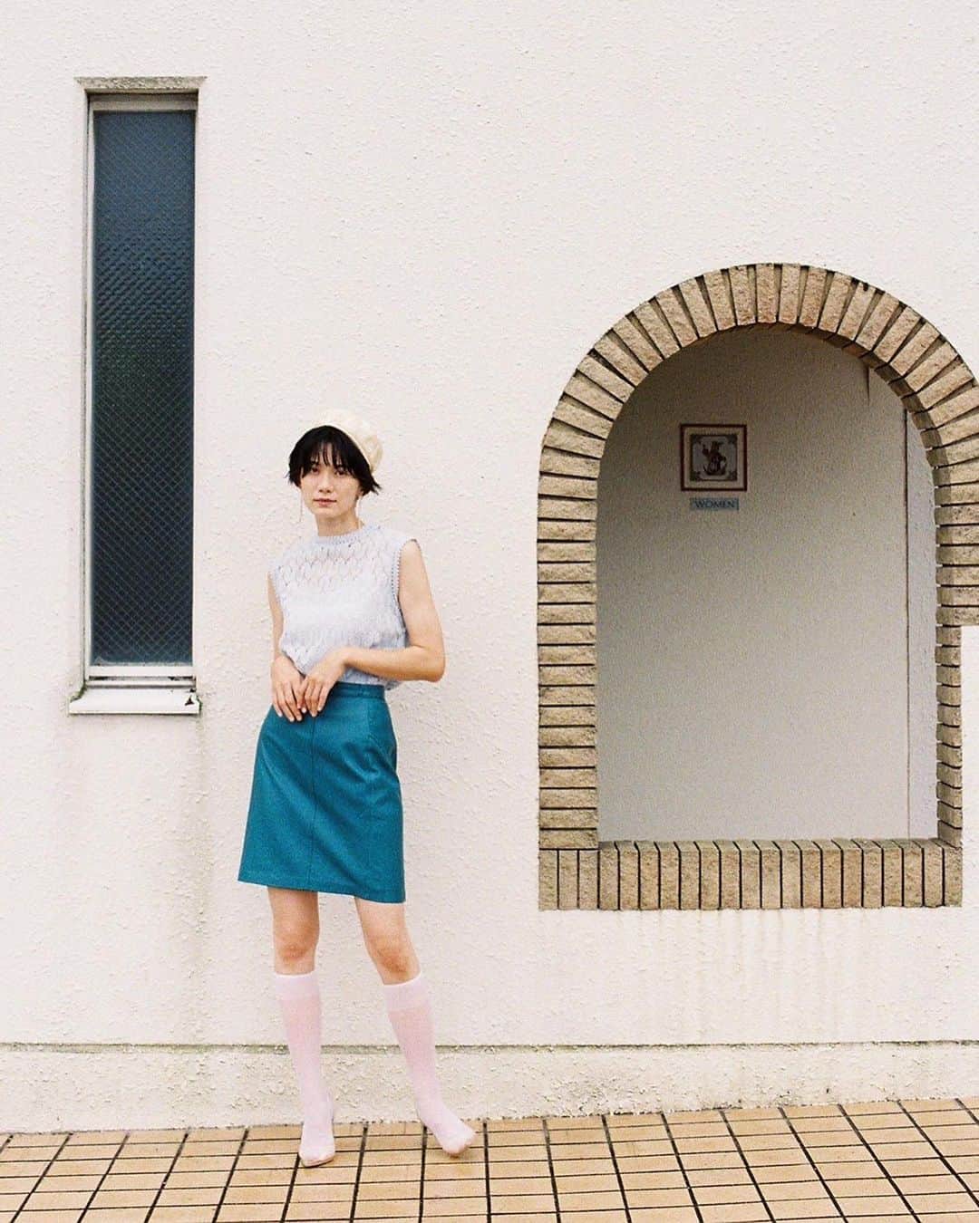 平山奈美のインスタグラム：「スカートも履くよ👠  .  #photograph #shooting #stayling #code #makeup #hairstyle #hair #japanesemodel #model #memories #黒髪ショート #ショートヘアアレンジ #ママ #スカート #ハイソックス #ノースリーブ #コーデ #夏コーデ」