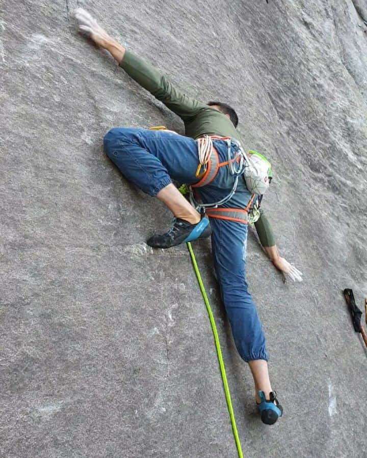 イェルネイ・クルーダーのインスタグラム：「Next on the list was "Le porti interiori" 8a in Poncione d'Alnasca. 2 days for almost 600 meters of climbing, and that's how the route starts 🐒. 7c slab pitch that took me 4 tries to finish. Not a good start, since that's not the hardest pitch of the route 😬. Well, getting to the "sleeping ledge" after 7c wasn't really a problem, but all the slabby climbing made my feet quite tired. Still I managed to climb the next 2 7b+ pitches after the ledge on my first go and left the ropes in, to start working on 8a on next day. We were not really protected from the rain they were forecasting, so the night on a bit uncomfy ledge wasn't a blast. When in the morning weather looked promising, we jummared up to the 8a. I barley got over the crux with a little bit of quickdraw help when it started to rain again. Got back down to the small ledge and shared it with @marcojubes for the next hour. We were freezing and wet, and we were thinking to bail. It stopped raining. Still no sun and wall was wet. I incourged Marco to stay up just a little bit more. He agreed, and the patients paid off. I did a runout 8a pitch on my second go 😁. The sun ☀️ came out, and we were enjoying the last pitches up to 7b, without falling. At 5 pm we were on the top and at 10 pm, down at the parking drinking a deserved beer 🍻. Story continues... _________________ @scarpaspa @ocun.climbing @vibram @snowmonkey」