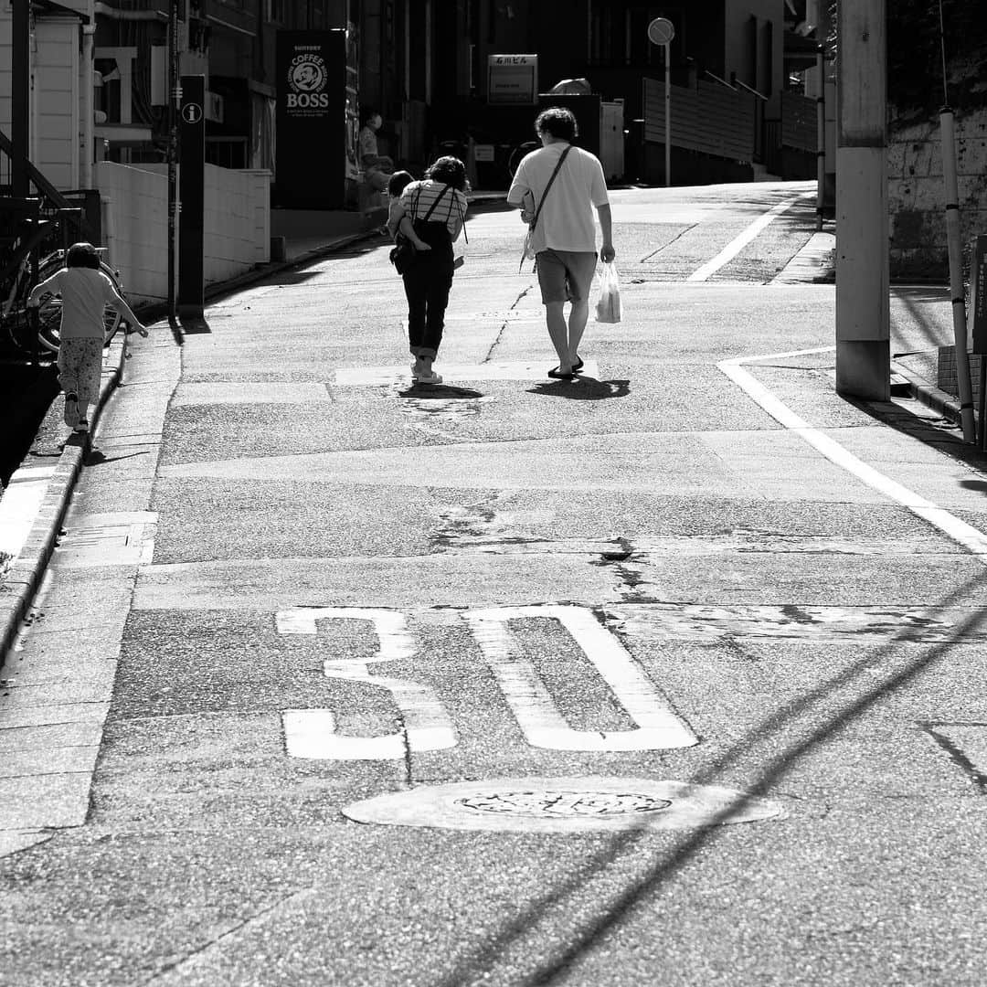 naotakeのインスタグラム：「坂道 - A slope / X-T2 & Snapseed, 20200720 . . 久しぶりの半沢直樹にハラハラドキドキ。 . . #spicollective #royalsnappingartists #infamous_family #rsa_main #infinity_photo_cult #2_fineart #jp_gallery_member #jp_gallery_bnw #trb_bnw #wp_bnw  #bnw_life #bnwlife_member #bnw_life_shots #bnw_captures #world_bnw #top_bnw #team_jp_ #team_jp_モノクロ #ig_energy_bw #ig_nihon #streetphotographybnw #igersjp #blackandwhite #bnw #bnwphoto #monochrome #bw #bnwphotography #今日もx日和 #fujifilm」
