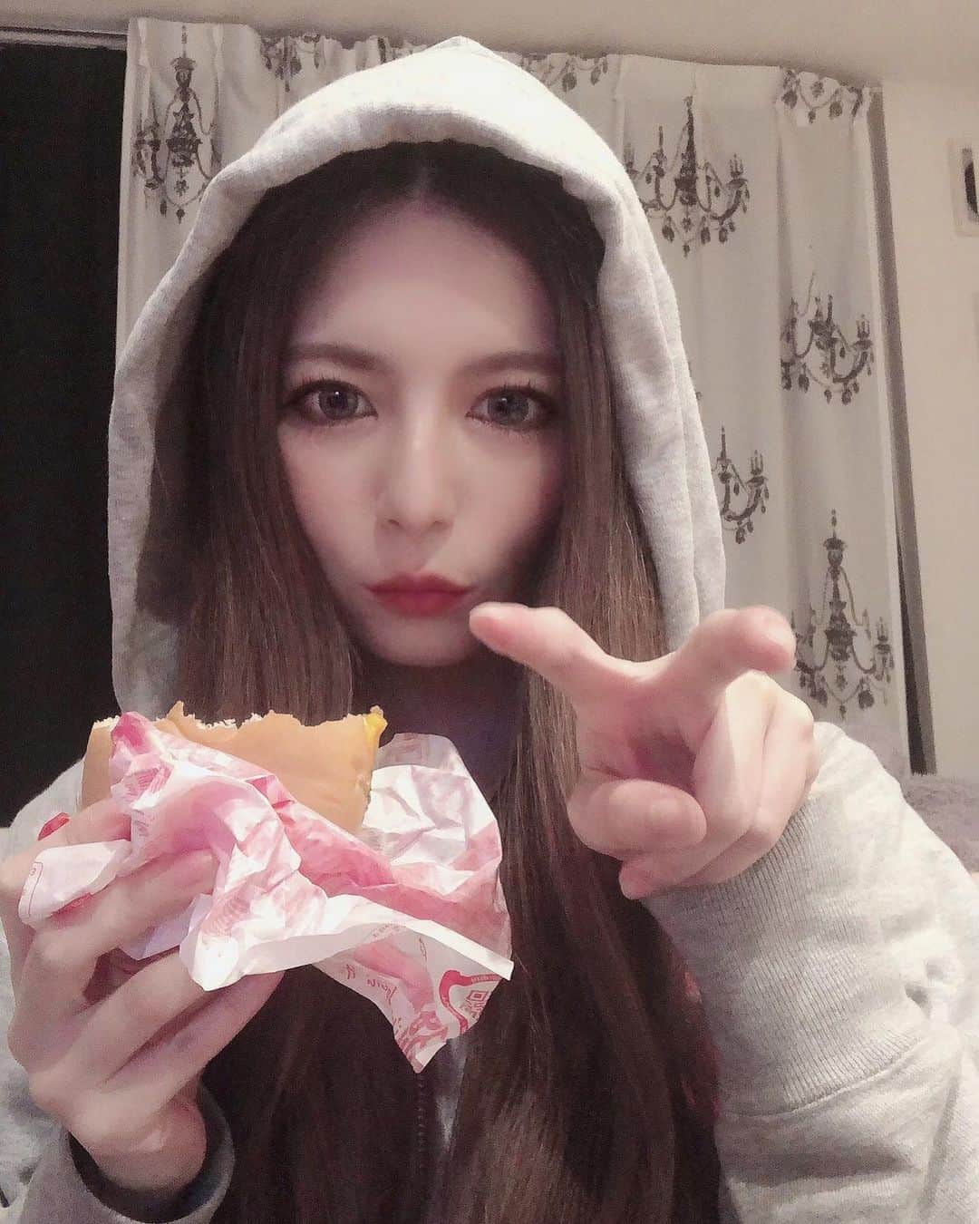 栗林里莉のインスタグラム：「♡ マクド食べながら目つぶし #栗林里莉 #ririkuribayashi #japanese #顔こわw #顔色悪いw」