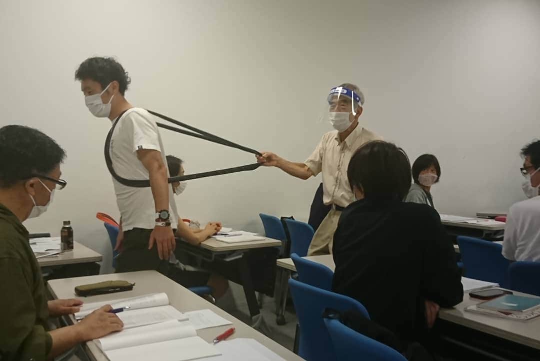 松本康太さんのインスタグラム写真 - (松本康太Instagram)「今日は朝から「健康ウオーキング指導士 座学・実技実習」を勉強しました♪足を痛めない歩き方、バランスの悪い歩き方の修正方法、地図の見方、トレッキングコースや里山ウォーキングコースの作り方などを教えてもらいました(^o^)/ 最後にウオーキング協会専務理事が、「長い時間お疲れ様でした」と海外のチョコレートをくれた♪  #ウオーキング指導士 #ウオーキング協会 #ウオーキング #勉強 #ヘルスウオーキング #ウォーキング #歩き方 #歩き方改善 #ウォーキング指導 #レギュラー #あるある探検隊 #アクティブシニア #健康ウォーキング #フットパスウォーク #ウォーキングシューズ」7月19日 21時32分 - aruarutankentai.matsumoto