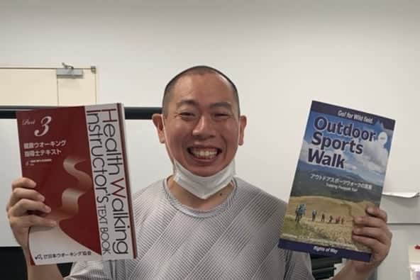 松本康太さんのインスタグラム写真 - (松本康太Instagram)「今日は朝から「健康ウオーキング指導士 座学・実技実習」を勉強しました♪足を痛めない歩き方、バランスの悪い歩き方の修正方法、地図の見方、トレッキングコースや里山ウォーキングコースの作り方などを教えてもらいました(^o^)/ 最後にウオーキング協会専務理事が、「長い時間お疲れ様でした」と海外のチョコレートをくれた♪  #ウオーキング指導士 #ウオーキング協会 #ウオーキング #勉強 #ヘルスウオーキング #ウォーキング #歩き方 #歩き方改善 #ウォーキング指導 #レギュラー #あるある探検隊 #アクティブシニア #健康ウォーキング #フットパスウォーク #ウォーキングシューズ」7月19日 21時32分 - aruarutankentai.matsumoto
