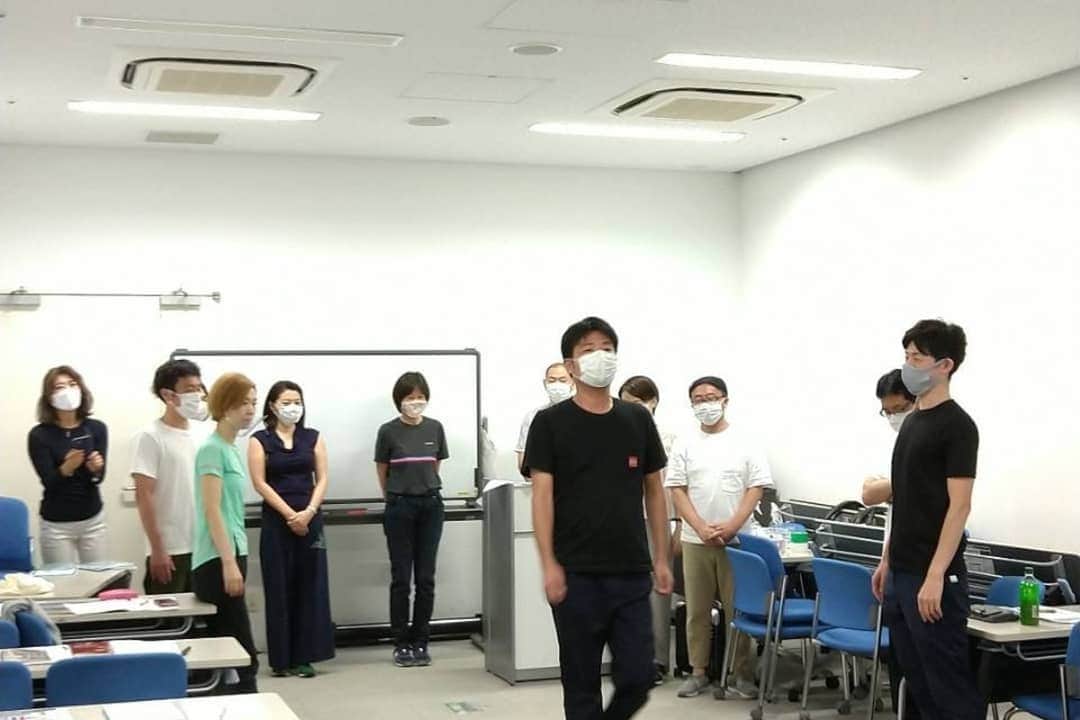 松本康太さんのインスタグラム写真 - (松本康太Instagram)「今日は朝から「健康ウオーキング指導士 座学・実技実習」を勉強しました♪足を痛めない歩き方、バランスの悪い歩き方の修正方法、地図の見方、トレッキングコースや里山ウォーキングコースの作り方などを教えてもらいました(^o^)/ 最後にウオーキング協会専務理事が、「長い時間お疲れ様でした」と海外のチョコレートをくれた♪  #ウオーキング指導士 #ウオーキング協会 #ウオーキング #勉強 #ヘルスウオーキング #ウォーキング #歩き方 #歩き方改善 #ウォーキング指導 #レギュラー #あるある探検隊 #アクティブシニア #健康ウォーキング #フットパスウォーク #ウォーキングシューズ」7月19日 21時32分 - aruarutankentai.matsumoto