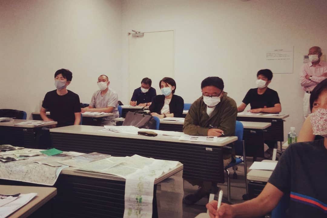 松本康太さんのインスタグラム写真 - (松本康太Instagram)「今日は朝から「健康ウオーキング指導士 座学・実技実習」を勉強しました♪足を痛めない歩き方、バランスの悪い歩き方の修正方法、地図の見方、トレッキングコースや里山ウォーキングコースの作り方などを教えてもらいました(^o^)/ 最後にウオーキング協会専務理事が、「長い時間お疲れ様でした」と海外のチョコレートをくれた♪  #ウオーキング指導士 #ウオーキング協会 #ウオーキング #勉強 #ヘルスウオーキング #ウォーキング #歩き方 #歩き方改善 #ウォーキング指導 #レギュラー #あるある探検隊 #アクティブシニア #健康ウォーキング #フットパスウォーク #ウォーキングシューズ」7月19日 21時32分 - aruarutankentai.matsumoto
