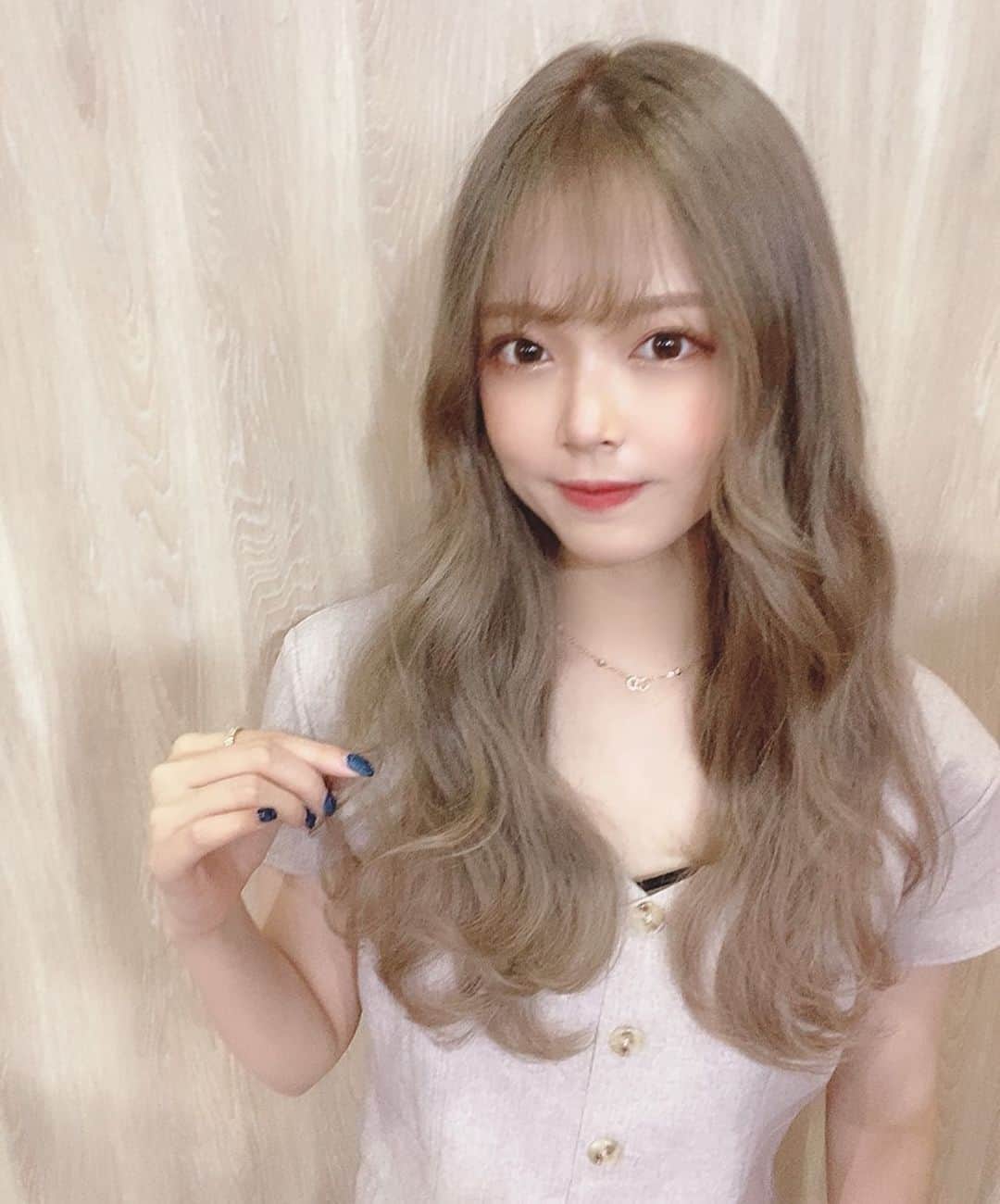 仲本莉絵瑠のインスタグラム：「アッシュにした🤍🤍🤍みんな髪の毛のケアなにしてる」