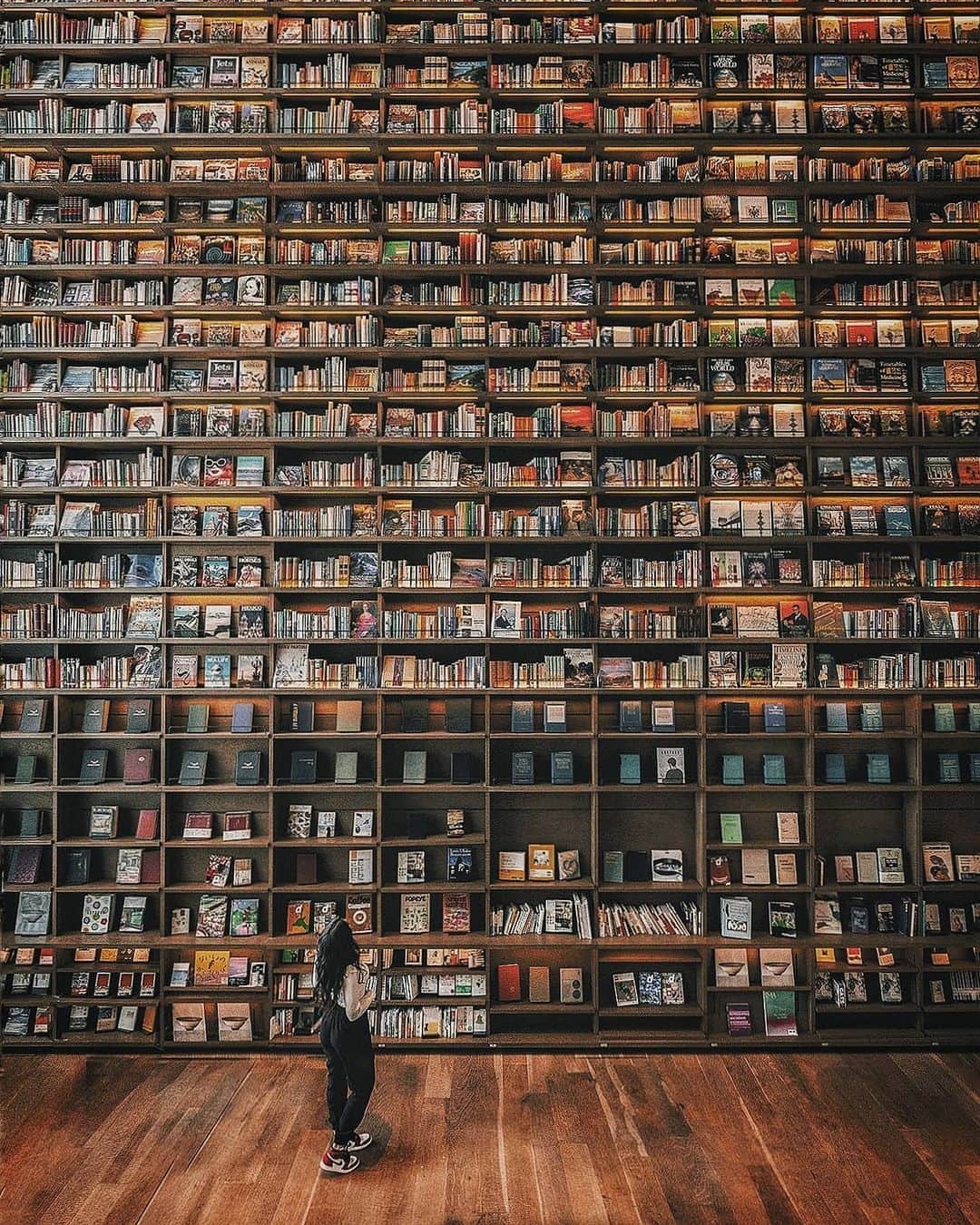Berlin Tokyoのインスタグラム：「I have always imagined that Paradise will be a kind of bookstore. . W/@pixelville . . . #hellofrom osaka, #japan」
