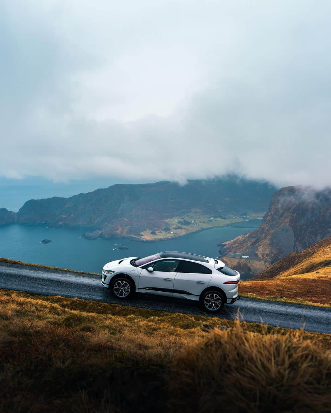 Jaguarさんのインスタグラム写真 - (JaguarInstagram)「Climbing mountains.  📷:@IamNordic  #Jaguar #IPACE #Electric #EV #Premium #Luxury #Performance #SUV #AWD #ElectricCars #CarsofInstagram #Norway #Skien」7月19日 21時40分 - jaguar