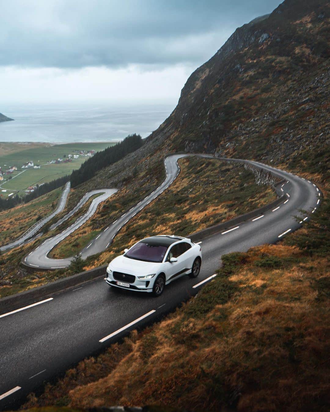 Jaguarさんのインスタグラム写真 - (JaguarInstagram)「Climbing mountains.  📷:@IamNordic  #Jaguar #IPACE #Electric #EV #Premium #Luxury #Performance #SUV #AWD #ElectricCars #CarsofInstagram #Norway #Skien」7月19日 21時40分 - jaguar