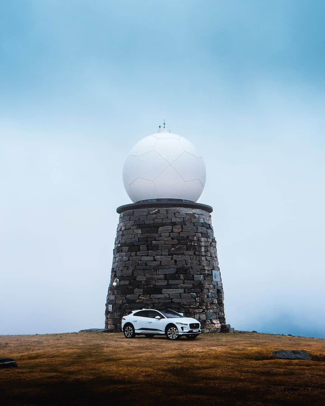 Jaguarさんのインスタグラム写真 - (JaguarInstagram)「Climbing mountains.  📷:@IamNordic  #Jaguar #IPACE #Electric #EV #Premium #Luxury #Performance #SUV #AWD #ElectricCars #CarsofInstagram #Norway #Skien」7月19日 21時40分 - jaguar