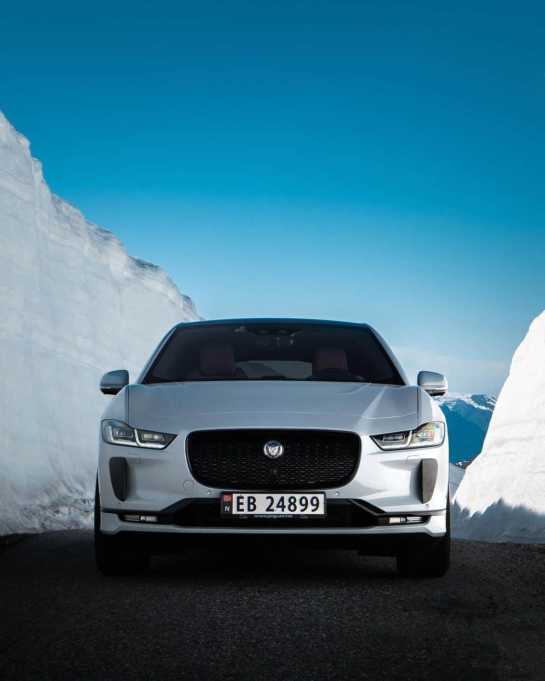 Jaguarさんのインスタグラム写真 - (JaguarInstagram)「Climbing mountains.  📷:@IamNordic  #Jaguar #IPACE #Electric #EV #Premium #Luxury #Performance #SUV #AWD #ElectricCars #CarsofInstagram #Norway #Skien」7月19日 21時40分 - jaguar