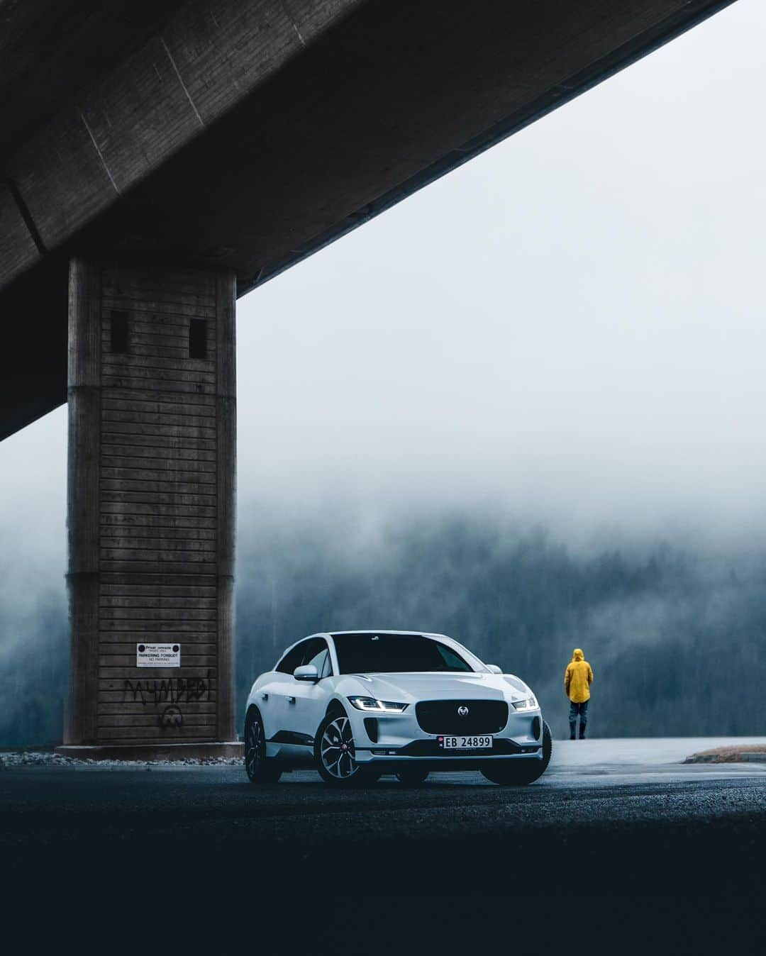 Jaguarさんのインスタグラム写真 - (JaguarInstagram)「Climbing mountains.  📷:@IamNordic  #Jaguar #IPACE #Electric #EV #Premium #Luxury #Performance #SUV #AWD #ElectricCars #CarsofInstagram #Norway #Skien」7月19日 21時40分 - jaguar