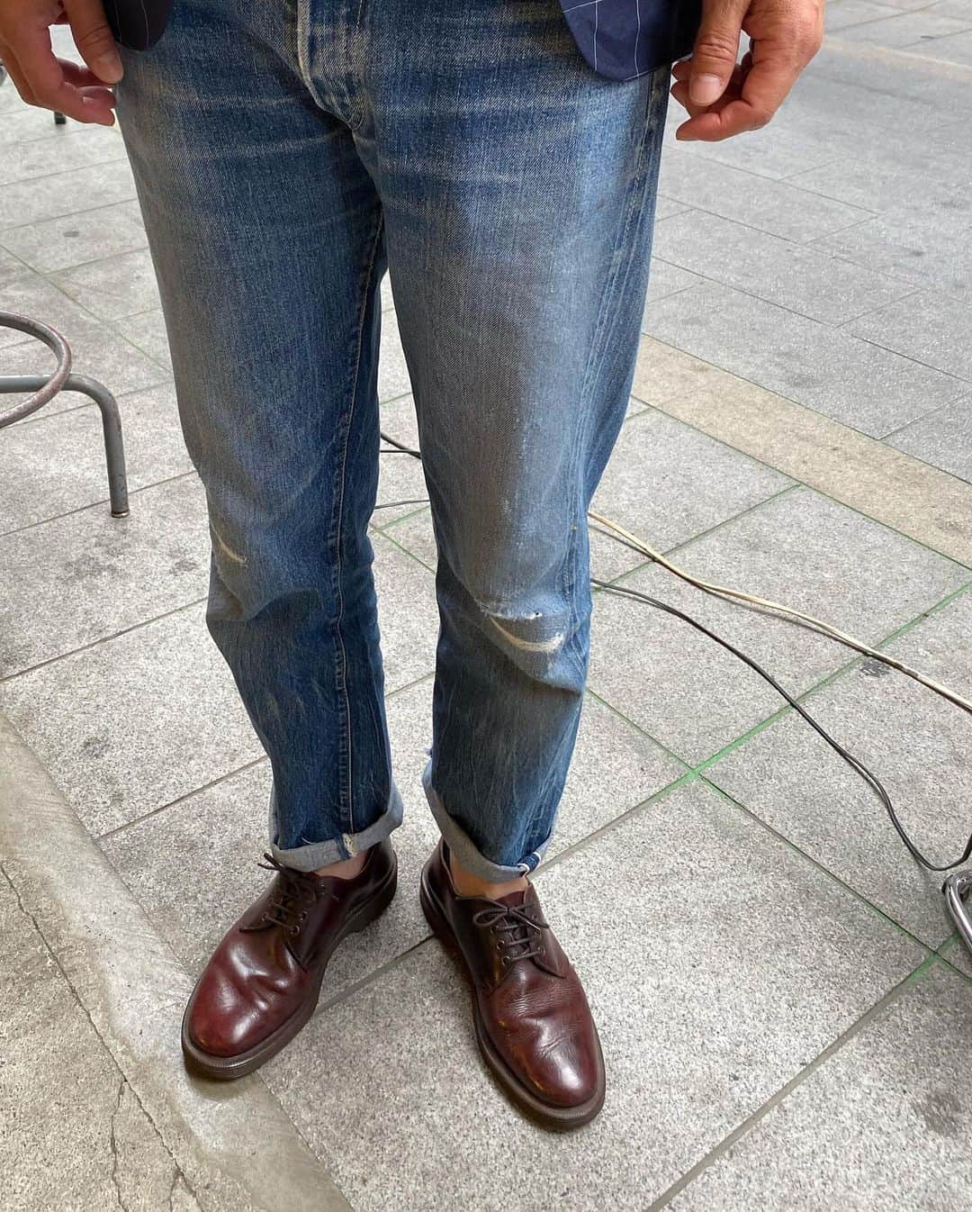 Yuya Hasegawaさんのインスタグラム写真 - (Yuya HasegawaInstagram)「@fortyniners_official @csf_official  滋賀の東近江にあるFortyninersの25周年の記念すべきイベントの最終日に靴磨きをさせて頂きました！！最初から最後までノンストップの灼熱靴磨き🔥熱中症にならないように靴磨きに熱中しながらあっという間の一日でした！ 世界一のデニム　@csf_official に惚れ込んだ熱い方々との靴磨きセッションは超刺激的でした😆ハートフルな人生を送ろうと心に決めました。フォーティーナイナーズの皆様、25周年おめでとうございました！！そして遠方からわざわざお越し頂いた皆様、心より感謝申し上げます！！！ #fortyniners #connerssewingfactory #onepieceofrock #brifth #shoeshine #サルトに続きアニバーサリー磨き続きの今週末 #lifeisheartfull」7月19日 21時41分 - yuya.hasegawa.brift.h