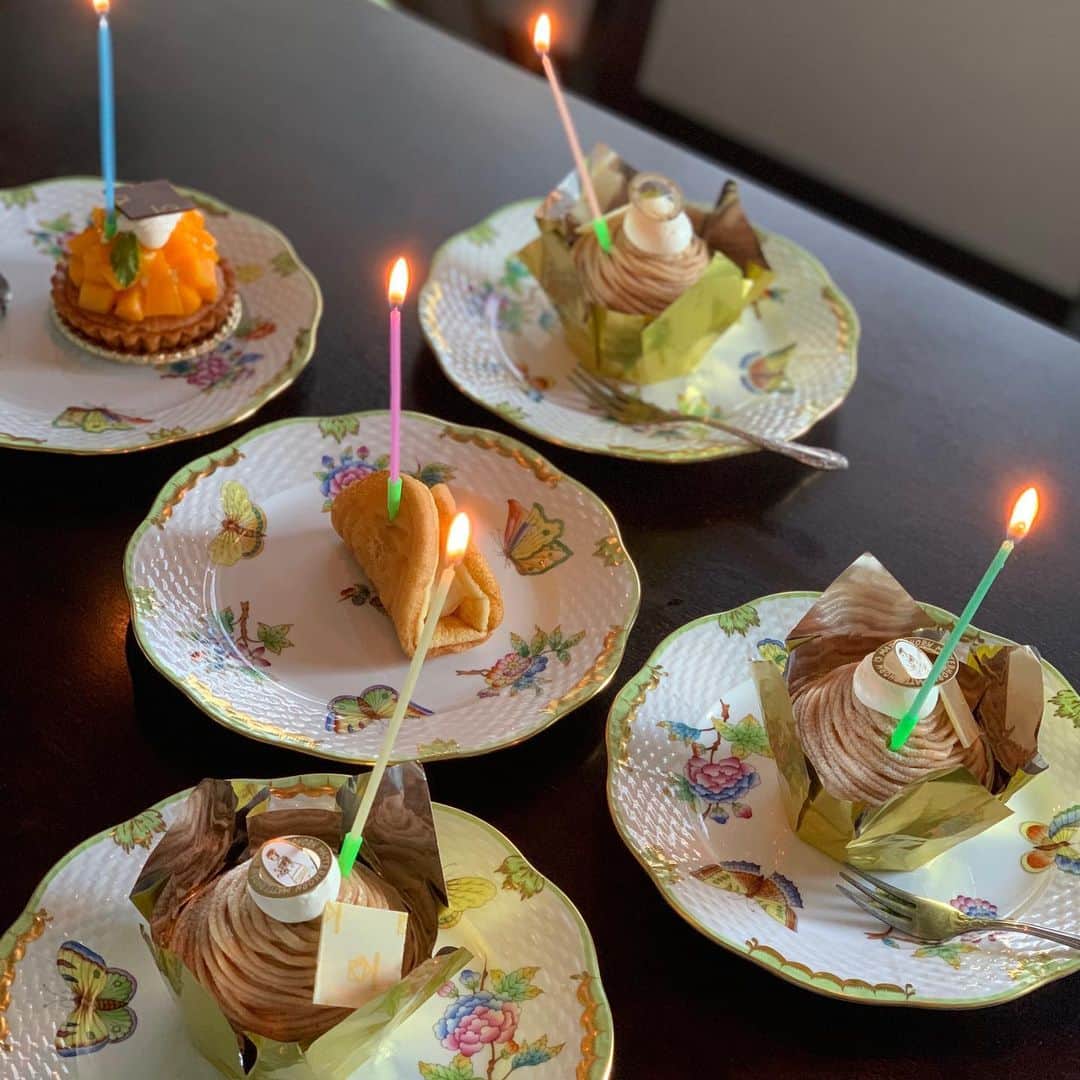 沢瀉美緒さんのインスタグラム写真 - (沢瀉美緒Instagram)「※ Birthday cakes 🎂  . 昨日は沢山のお誕生日メッセージや DMありがとうございました。 . 実家では大好きなモンブランで お祝いしてもらいました。 . いつまでも大きな子供です。笑 コロナ期間は特に家族のありがたさを感じました。 . ホールではなく、各々が大好きなケーキに キャンドルを灯して、それぞれ Make a wish 🕯を✨ . 甥っ子がハンバーグを作ってくれました✨笑 . また1年前向きに頑張ろうと思います。 . . #birthday #birthdaycake #バースデーケーキ #マッターホーン #herend #ヘレンド」7月19日 21時45分 - mio_omodaka