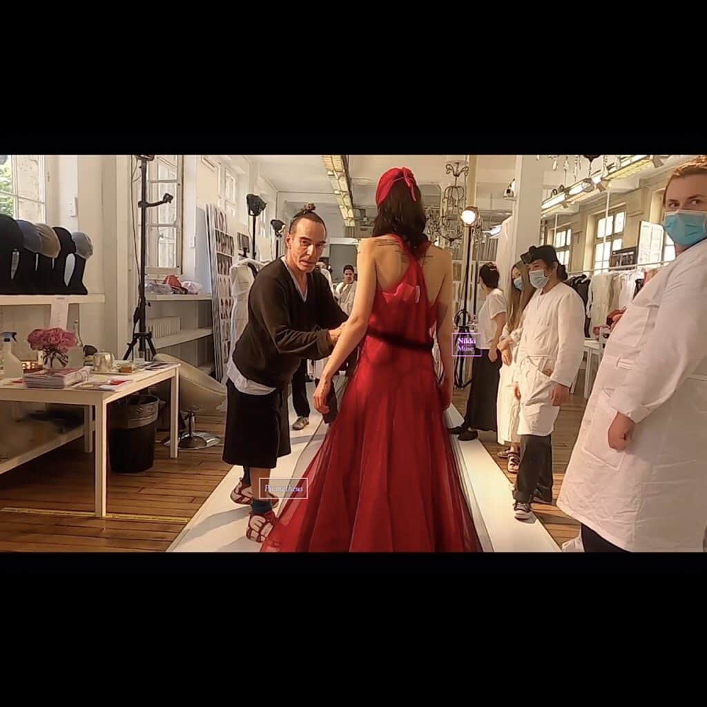 WWDジャパンさんのインスタグラム写真 - (WWDジャパンInstagram)「コレクション・リポート：「メゾン マルジェラ」が52分間の“アーティザナル”のドキュメンタリー映像を披露　アトリエやデザインプロセスを大公開  「メゾン マルジェラ（MAISON MARGIELA）」は7月16日（日本時間17日）、ユニセックスのオートクチュール“アーティザナル コーエド コレクション （ARTISANAL Co-ed Collection）”2020-21年秋冬の全編映像を公開した。  “愛のキスをこめて（Sealed With A Loving Kiss）”を意味する「S.W.A.L.K」と題した52分間に及ぶ動画は、コレクションができるまでのドキュメンタリーとインスタレーションで構成され、ニック・ナイト（Nick Knight）率いる「ショースタジオ（SHOWstudio）」がディレクションを担当した。  コレクション・リポートの続きと動画は  @wwd_jp のプロフィールのリンクから  #MAISONMARGIELA #メゾンマルジェラ #マルジェラ #アーティザナル #ARTISANAL #MARGIELA #SealedWithALovingKiss #SWALK #ニックナイト#NickKnight #ショースタジオ #SHOWstudio #johngalliano」7月19日 21時46分 - wwd_jp