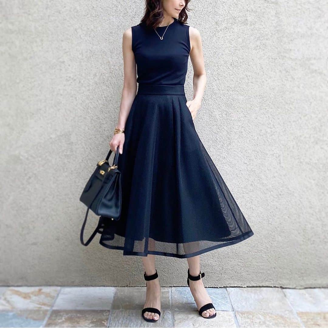 のインスタグラム：「﻿ all black coordinate ❤︎﻿ ﻿ ﻿ ﻿ ﻿ 🗣📢📢📢﻿ 明日 @sysorus.select より﻿ リブタンク&メッシュフレアスカート﻿ が発売されます﻿ ﻿ ﻿ 明日の20:00〜﻿ @sysorus.select のライブで﻿ 新作アイテムのご紹介をさせて﻿ いただきますのでぜひご覧ください😊﻿ ﻿ ﻿ 伸縮性抜群のマイクロリブ素材を﻿ 使用したシンプルなタンクトップ﻿ ニュアンスカラーの落ち着いた﻿ MOCHAと定番のBLACKの2色展開﻿ ﻿ SYSORUS×akko3839﻿ マイクロリブタンク﻿ price¥6,000＋tax﻿ color: MOCHA/BLACK﻿ size:  38（FREE）﻿ ﻿ 立体感が美しい﻿ メッシュ素材のフレアスカート﻿ 裾に配したグログランテープの﻿ 縁取りが端正なアクセントに﻿ ﻿ メッシュフレアスカート﻿ price¥12,000＋tax﻿ color: color: BLACK﻿ size:36/38﻿ ﻿ ﻿ 7/20（mon）21:00〜﻿ @sysorus.select web siteより﻿ 発売START▶️﻿ ﻿ ﻿ ﻿ #instagood#outfit#code#instalike#fashionista#instafashion#ootd#simple#chic#style#stylish#styleblogger#Instafashion#fashiongram#mystyle#fashionista#sysorus#シソラス#コラボ#コーデ﻿」