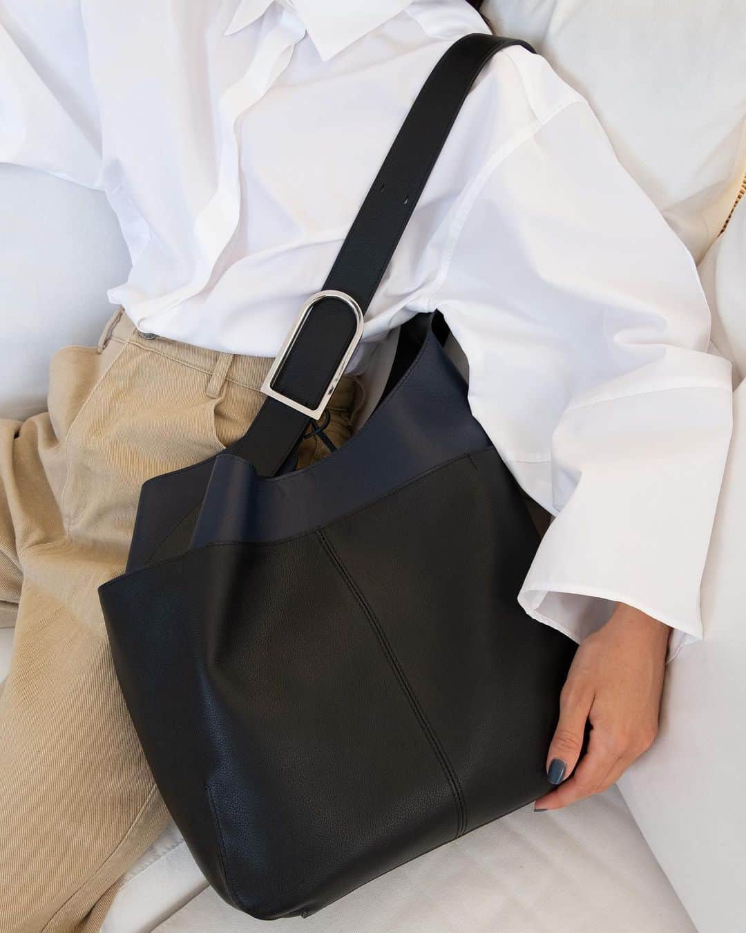 デルボーさんのインスタグラム写真 - (デルボーInstagram)「With a stunningly modern silhouette and elegant simplicity, your bag never looked so cool.  #DelvauxSoCool」7月19日 21時56分 - delvaux