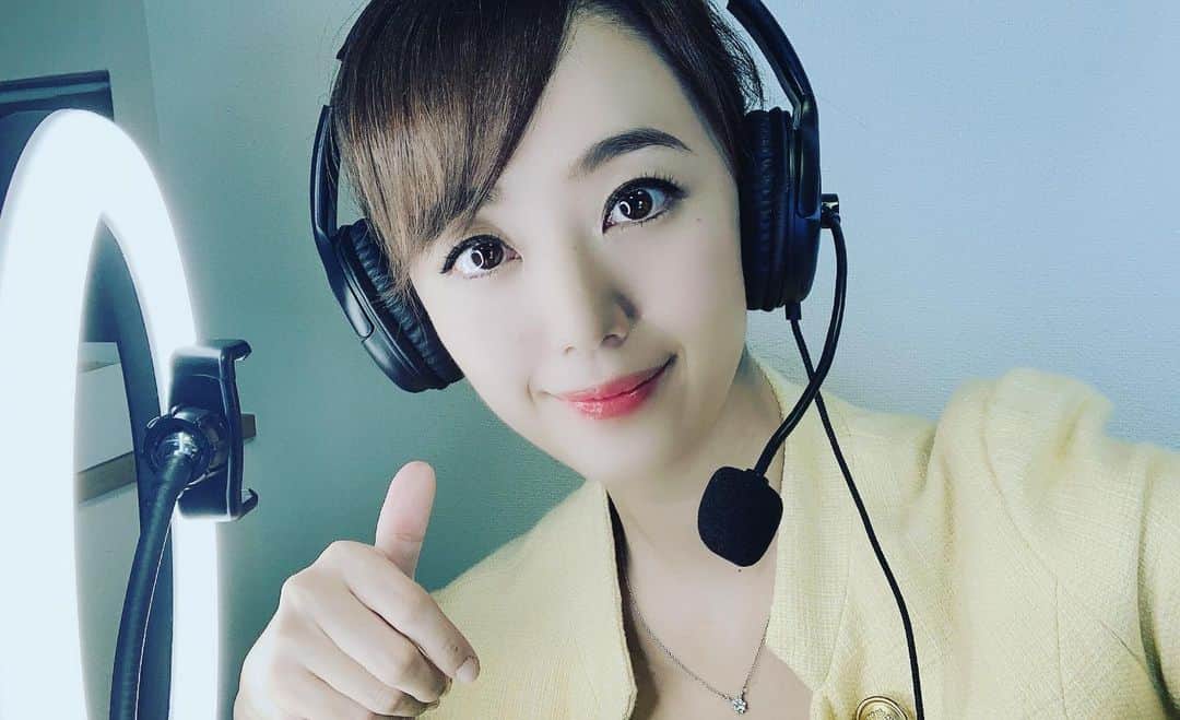 三井智映子さんのインスタグラム写真 - (三井智映子Instagram)「先週の相場を振り返りましょう。  先週の米主要3指数はまちまち。 ダウとS&P500が上昇する一方で、ナスダックは反落しました。  新型コロナウイルスの再拡大が止まらず、新規感染者数が高止まりとなっていることが引き続き重しに。 米テキサス州で17日の1日の死者数が174人と過去最多、アメリカ全土でも1日間でははじめて7万人を超えるなど最多を更新。米経済正常化が想定より遅れるとの懸念は継続しています。 米新規失業保険申請件数が11日までの1週間で130万件と変わらず高水準となっていますが、 米国立衛生研究所と共同で新型コロナウイルス対策ワクチンの開発をしているモデルナが、第1段階の臨床試験で被験者全員に免疫が獲得されたと米医学雑誌に発表したことは買材料になりました。 また今週は2020年4～6月期決算の本格化を控えて様子見ムードもあったよう。  日本でも新型コロナウイルス再拡大が嫌気されています。新宿区の劇場、シアターモリエールの公演で発生した集団感染がニュースなどで取り上げられ、保健所の調査では出演者やスタッフ、観客を合わせて850人程度が濃厚接触者にあたると伝えられています。  日銀の金融政策決定会合では現状維持という結果に。現行している大規模金融緩和政策を継続すると発表されましたが影響は限定的。 黒田日銀総裁会見では、経済は極めて厳しい状態にあるとしながらも今年後半に徐々に回復に向かうとの認識、引き続き3本の柱に沿った措置を続けると示しました。  日経平均は週間では406円高となりましたが、上値は重く、 今月大幅に上昇していた上海総合指数は大幅反落となりました。」7月19日 21時56分 - chiekomitsui