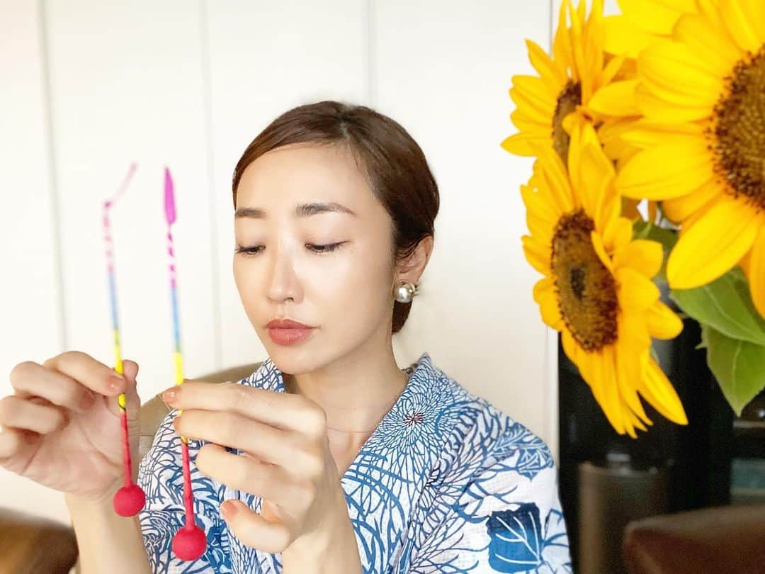 神崎恵さんのインスタグラム写真 神崎恵instagram いただいた線香花火チョコレート 最初は甘くて中はパチパチ 美味し楽しい チョコレート もったいないほどキレイで 息子たちと 何度も何度も キレイだねぇ と言い合いながらいただきました 線香花火
