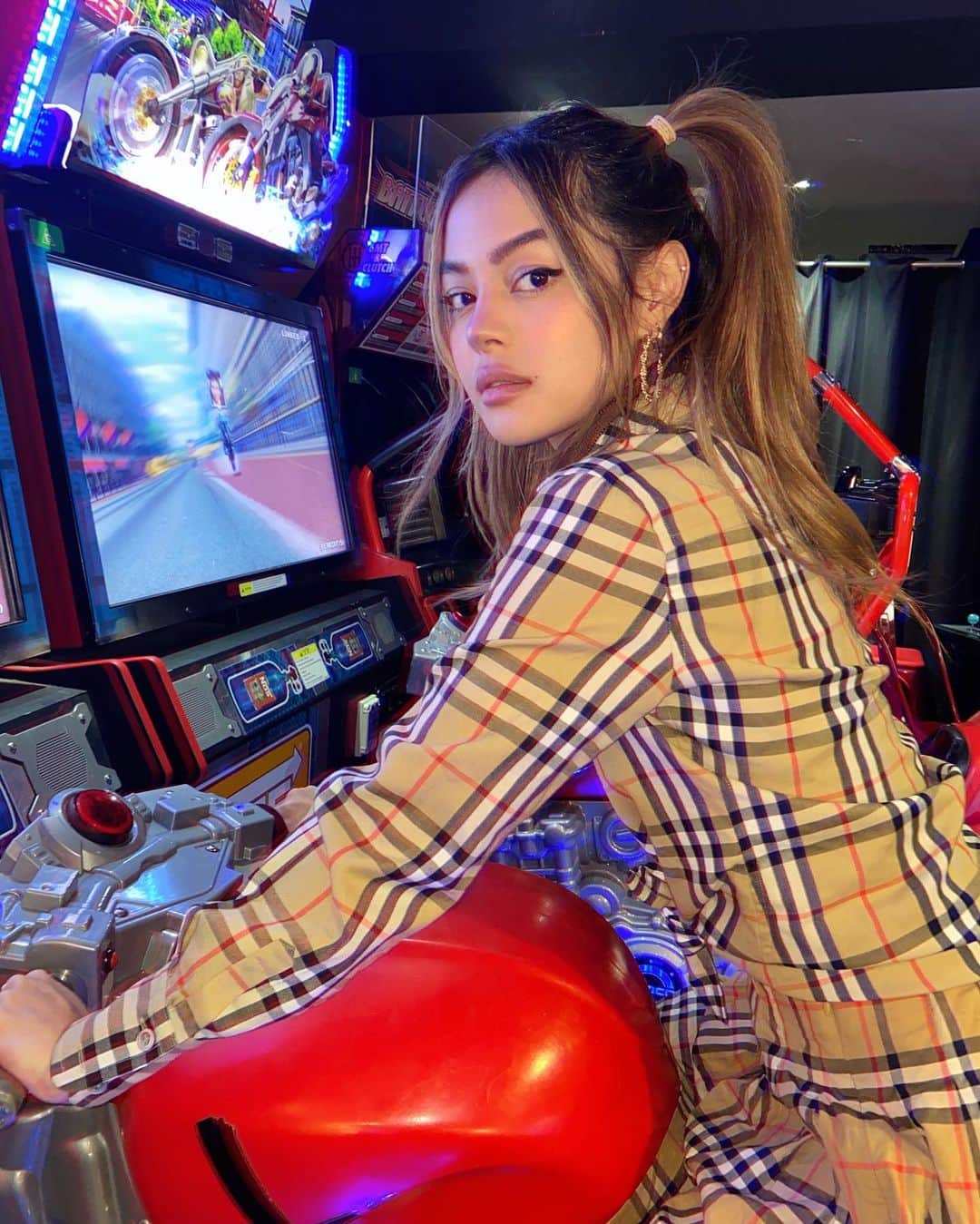 リリーマイマックのインスタグラム：「I don’t know how to drive 🙂」